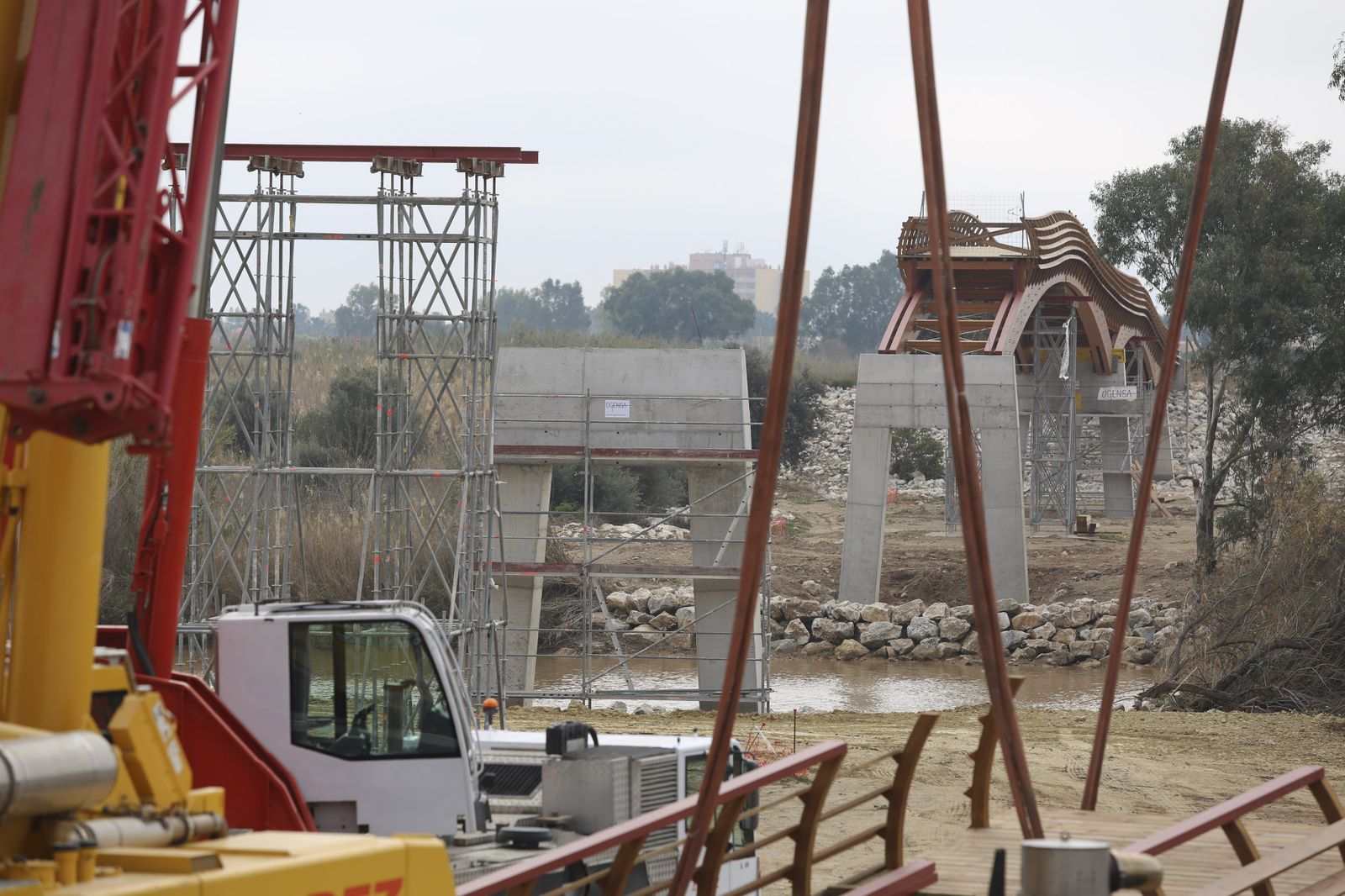 Fotos de las obras de la pasarela del río Guadalhorce en Málaga