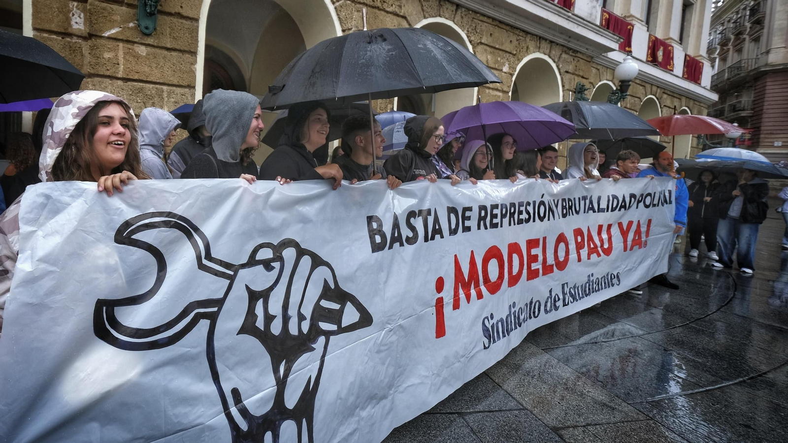 Los estudiantes concentrados ante la puerta del Ayuntamiento de Cádiz.