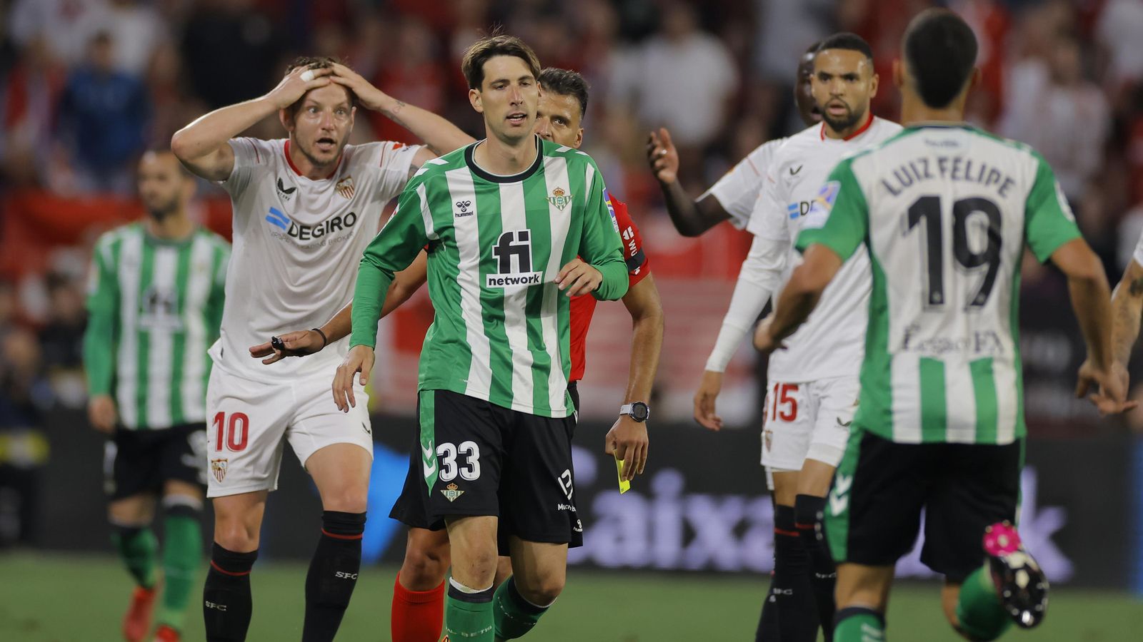 Rakitic se echa las manos mientras Gil Manzano sólo muestra amarilla a Miranda, luego rectificó.