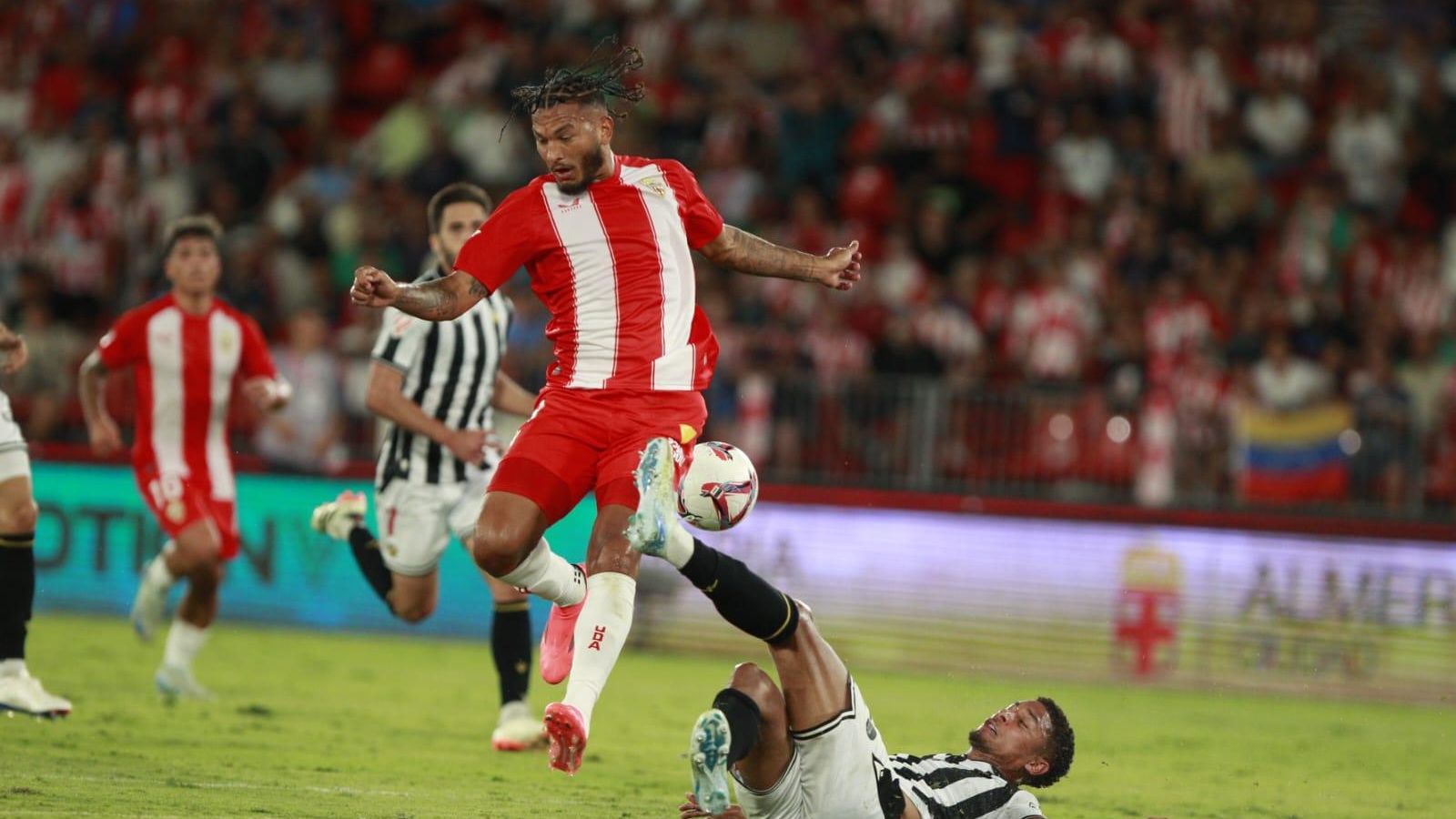 A Luis Suárez se le ve ansioso con el gol, pero al menos no para de intentarlo