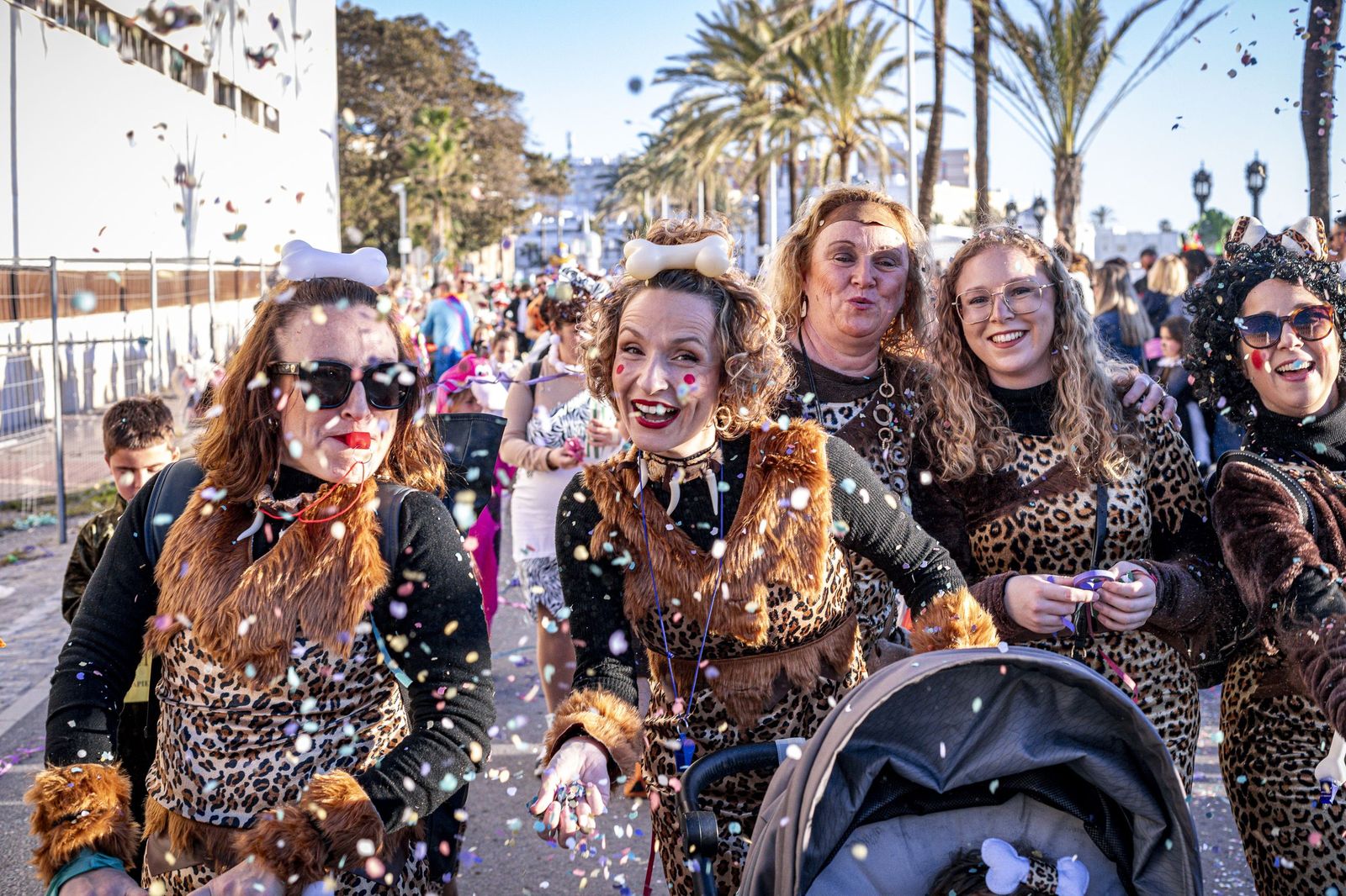 Las mejores imágenes de la Cabalgata del Humor del Carnaval de Cádiz 2026