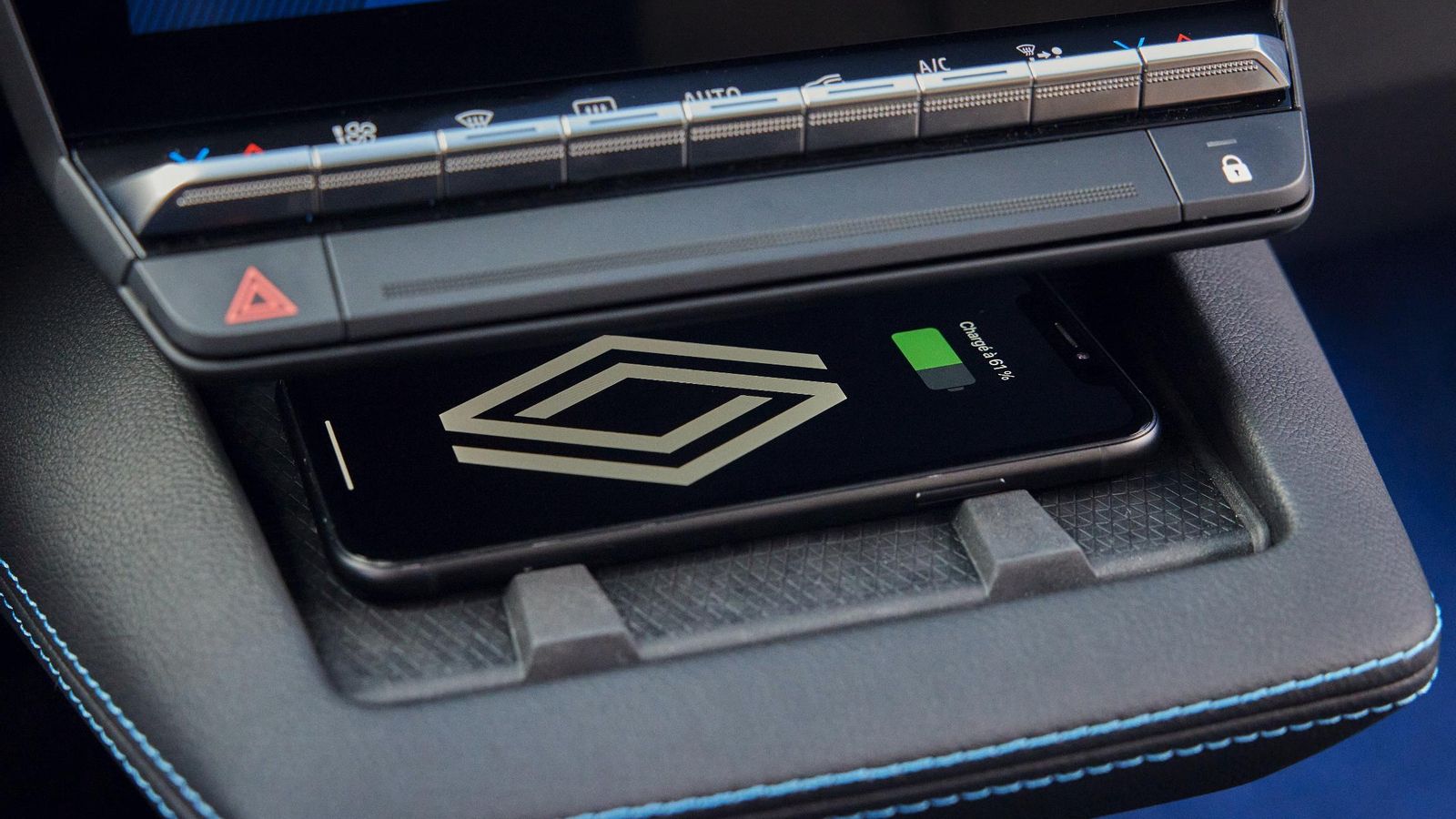 En el cargador inalámbrico para móviles del salpicadero caben teléfonos de buen tamaño.