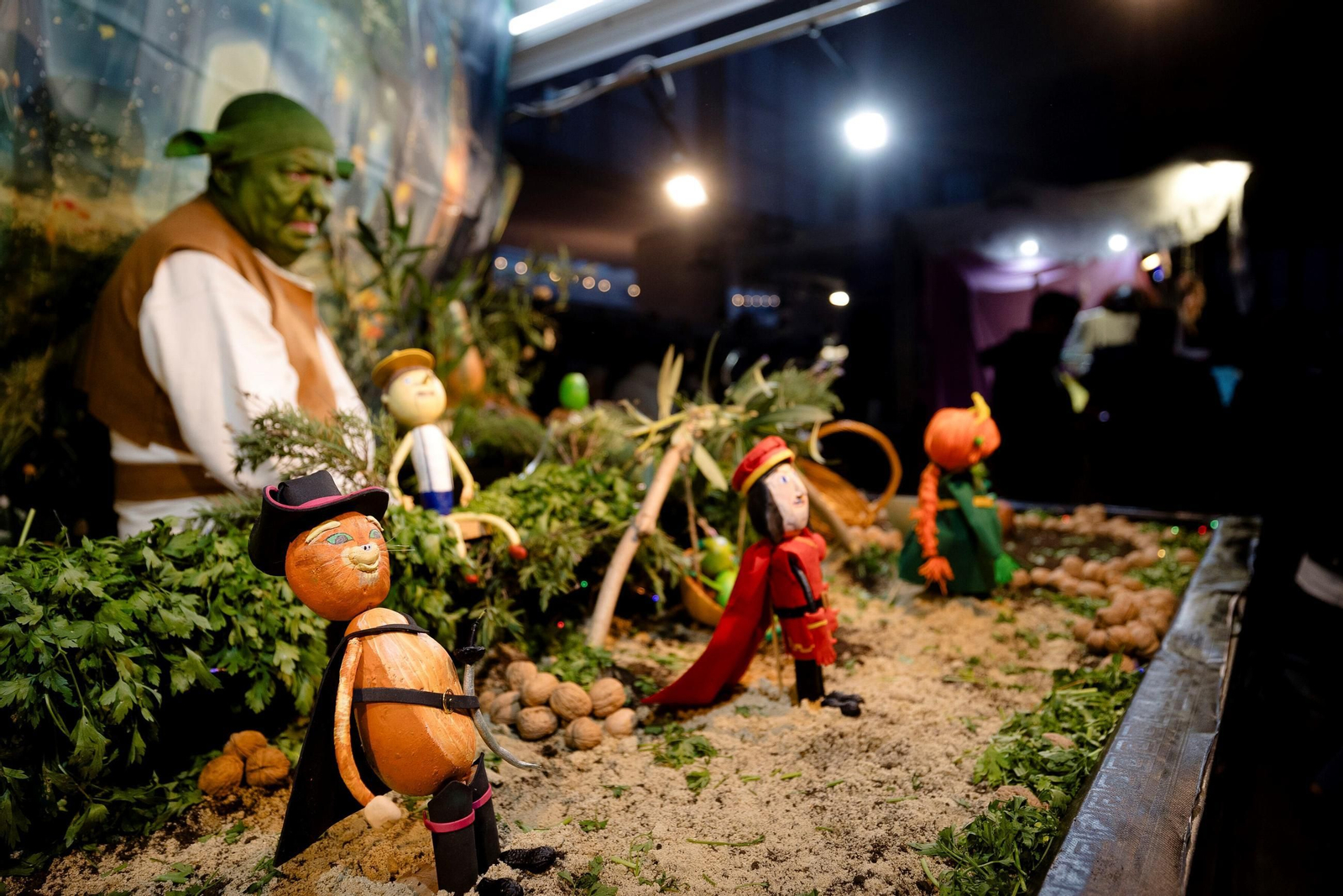 Los mercados usan su materia prima para montar sus puestos Los mercados usan su materia prima para montar sus puestos