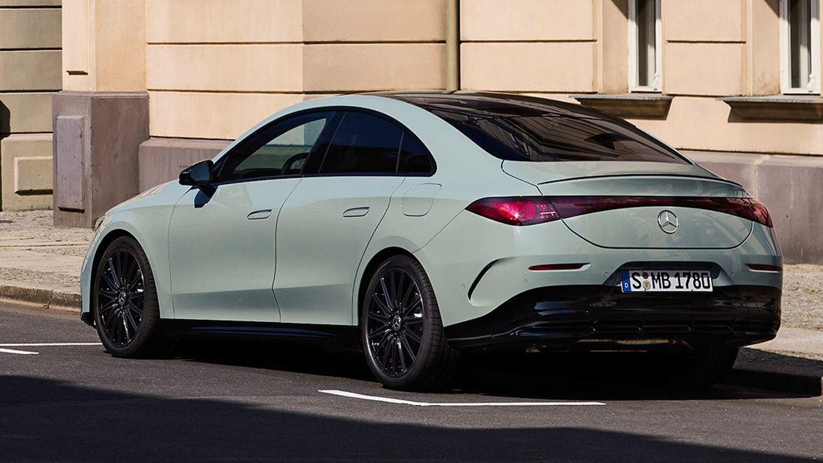 Tras el lanzamiento del CLA con carrocería de cuatro puertas y sistemas de propulsión eléctricos, a los que siguieron los Shooting Brake, se suman ahora los de tecnología híbrida con el primer formato.
