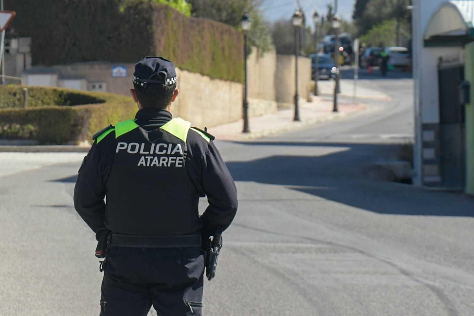 Policía Local de Atarfe en la zona donde han ocurrido los hechos.