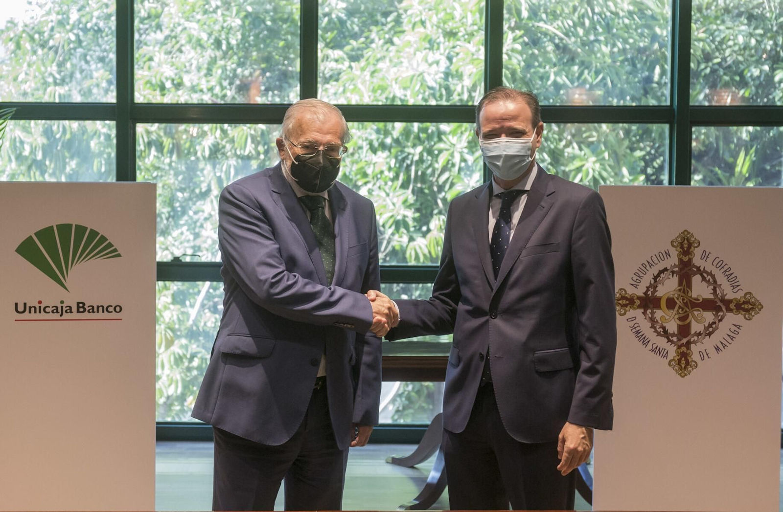 Azuaga y Atencian sellan el acuerdo.