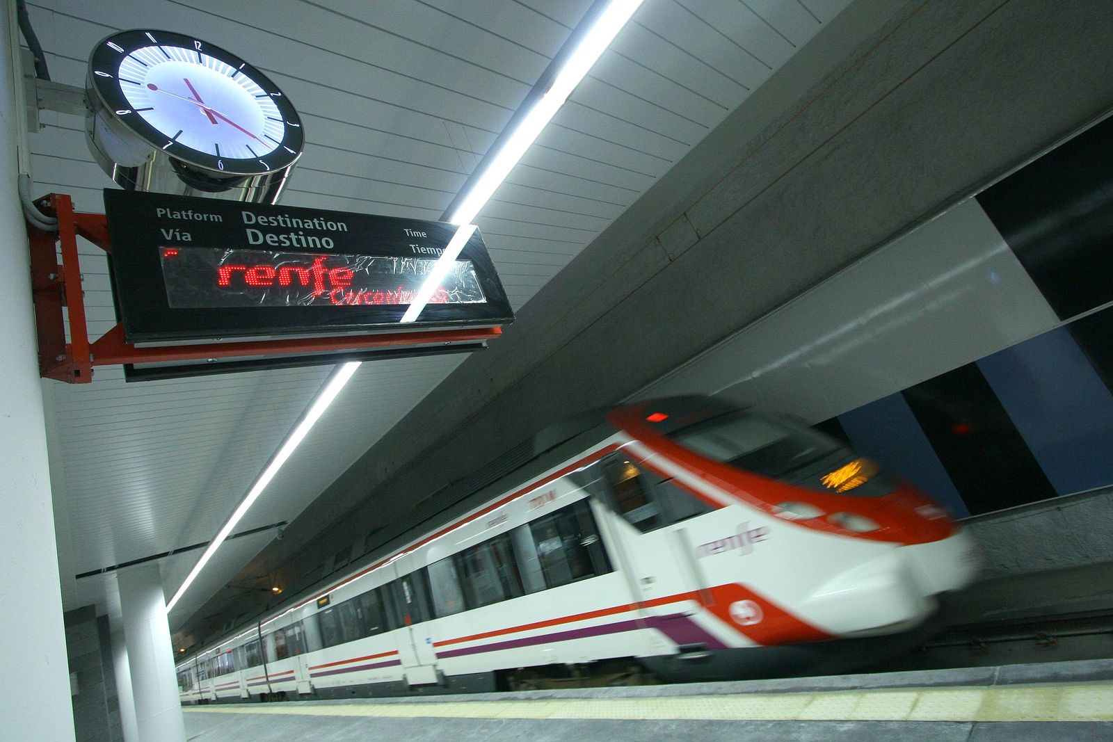 Un tren de Cercanías  pasa por el túnel de la estación Victoria Kent