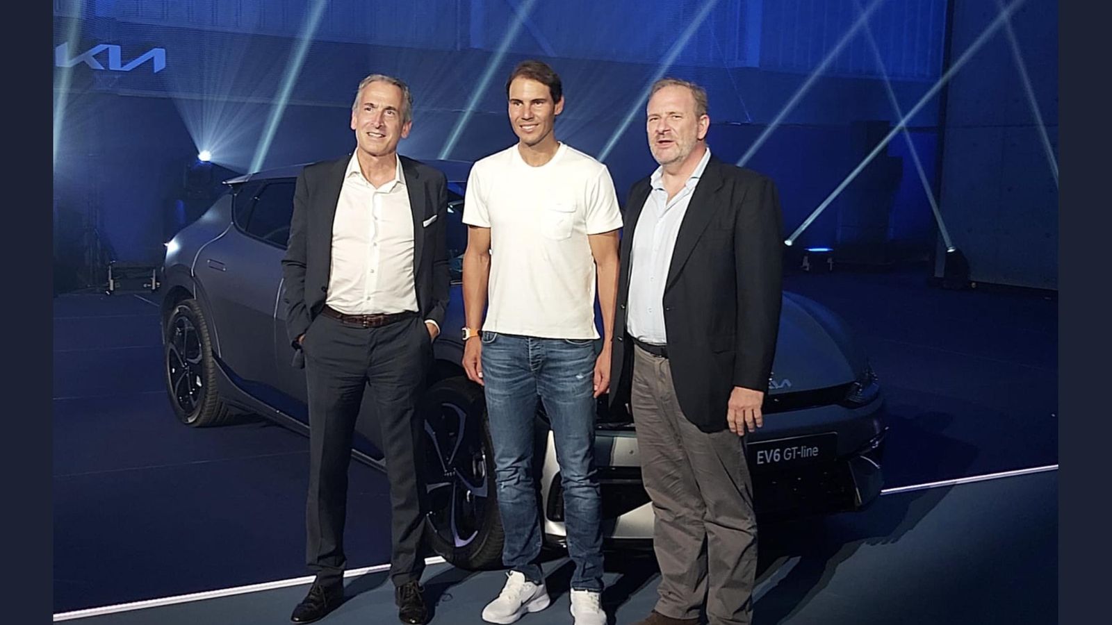 Rafa Nadal ha recibido el coche de manos de Emilio Herrera, presidente de Kia Iberia (a su izquierda), y Eduardo Divar, director general de la filial española (a su derecha).