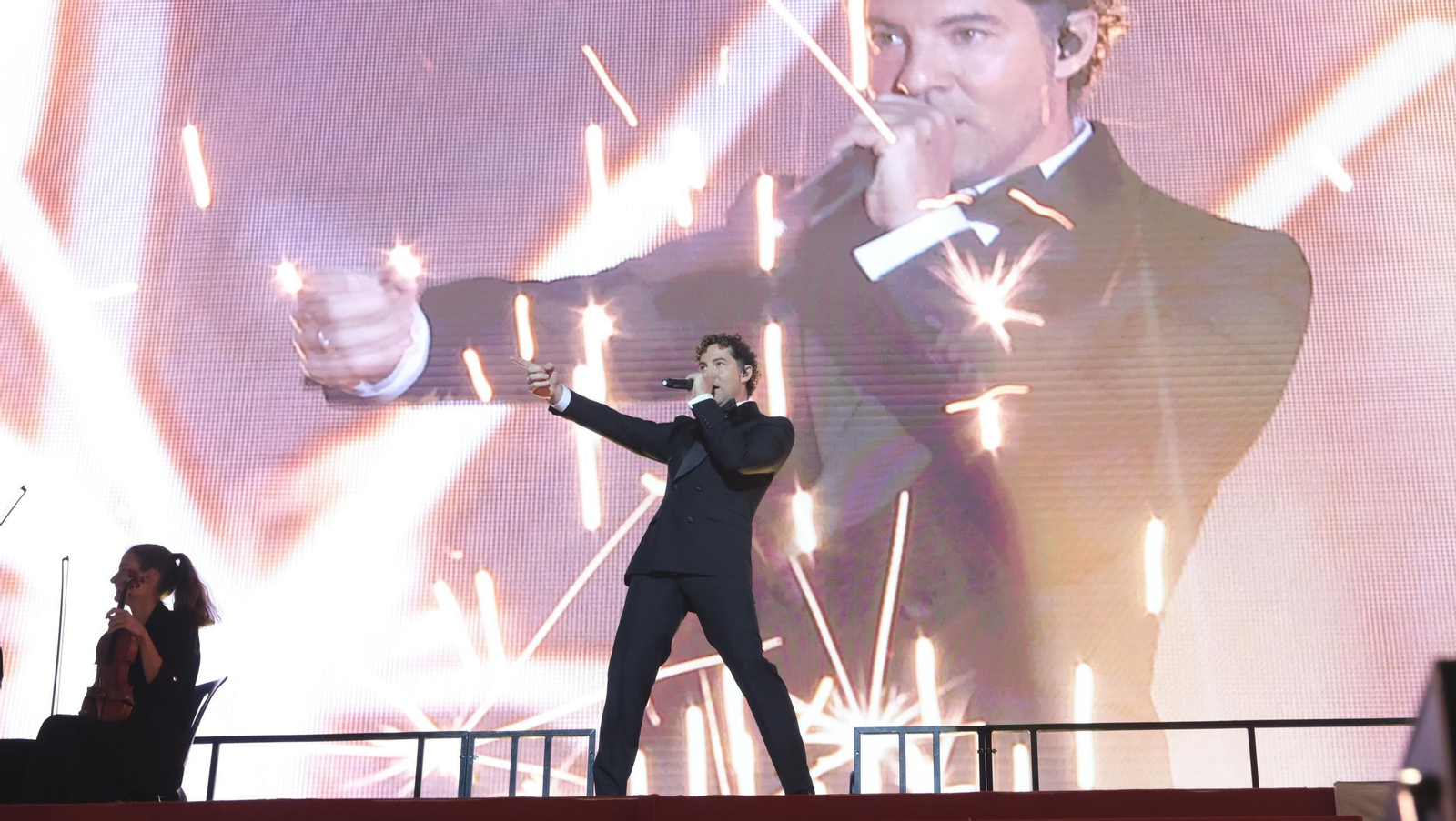 David Bisbal enamora a su Almería en el inicio de la gira 'Todo es Posible en Navidad', en fotografías