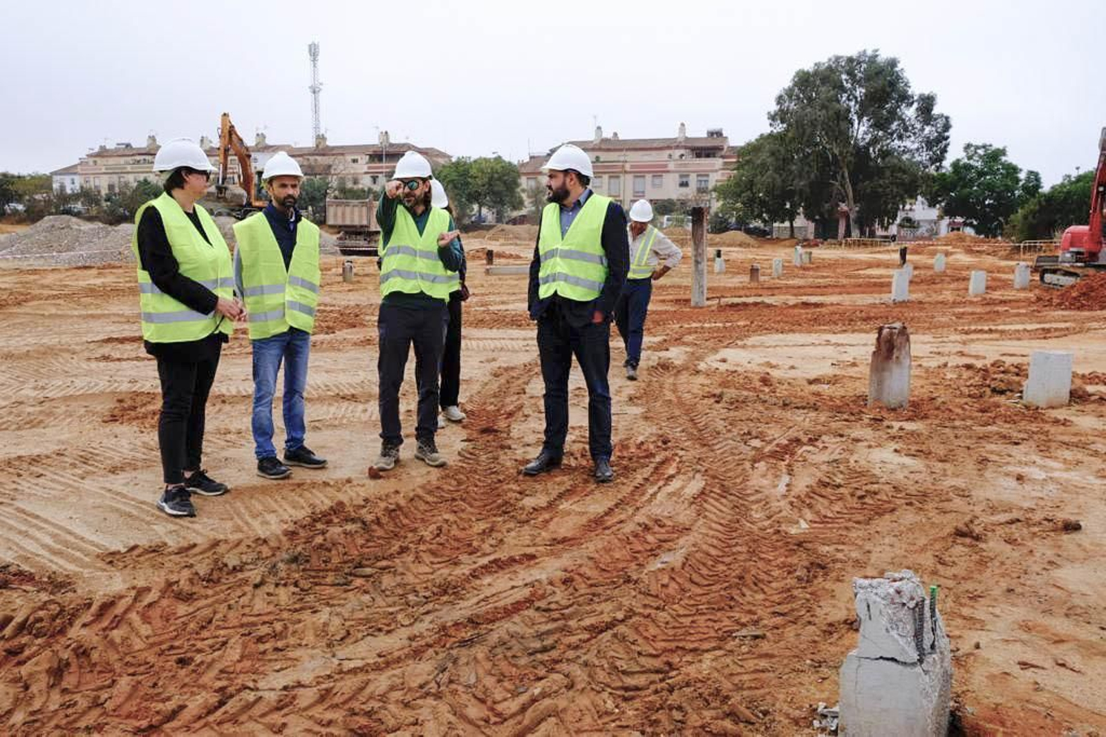 El alcalde de Sanlúcar, durante su visita a las obras del futuro parque-mirador del V Centenario de la Primera Vuelta al Mundo.