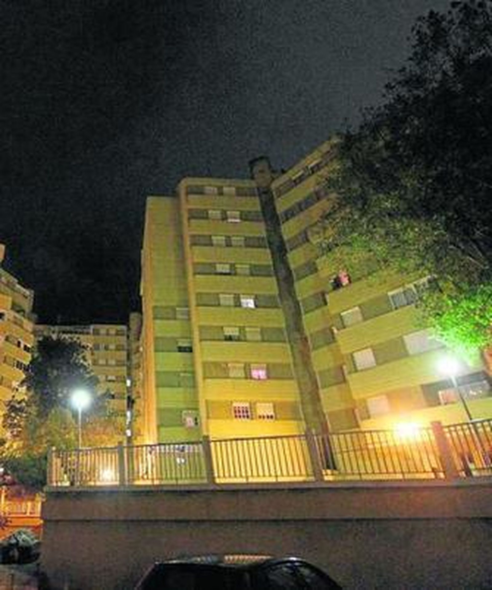 Una de las urbanizaciones cerca de la frontera, iluminada por sus farolas.