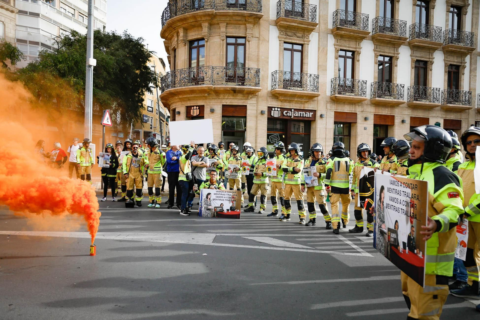 Imágenes de la manifestación de bomberos en Almería