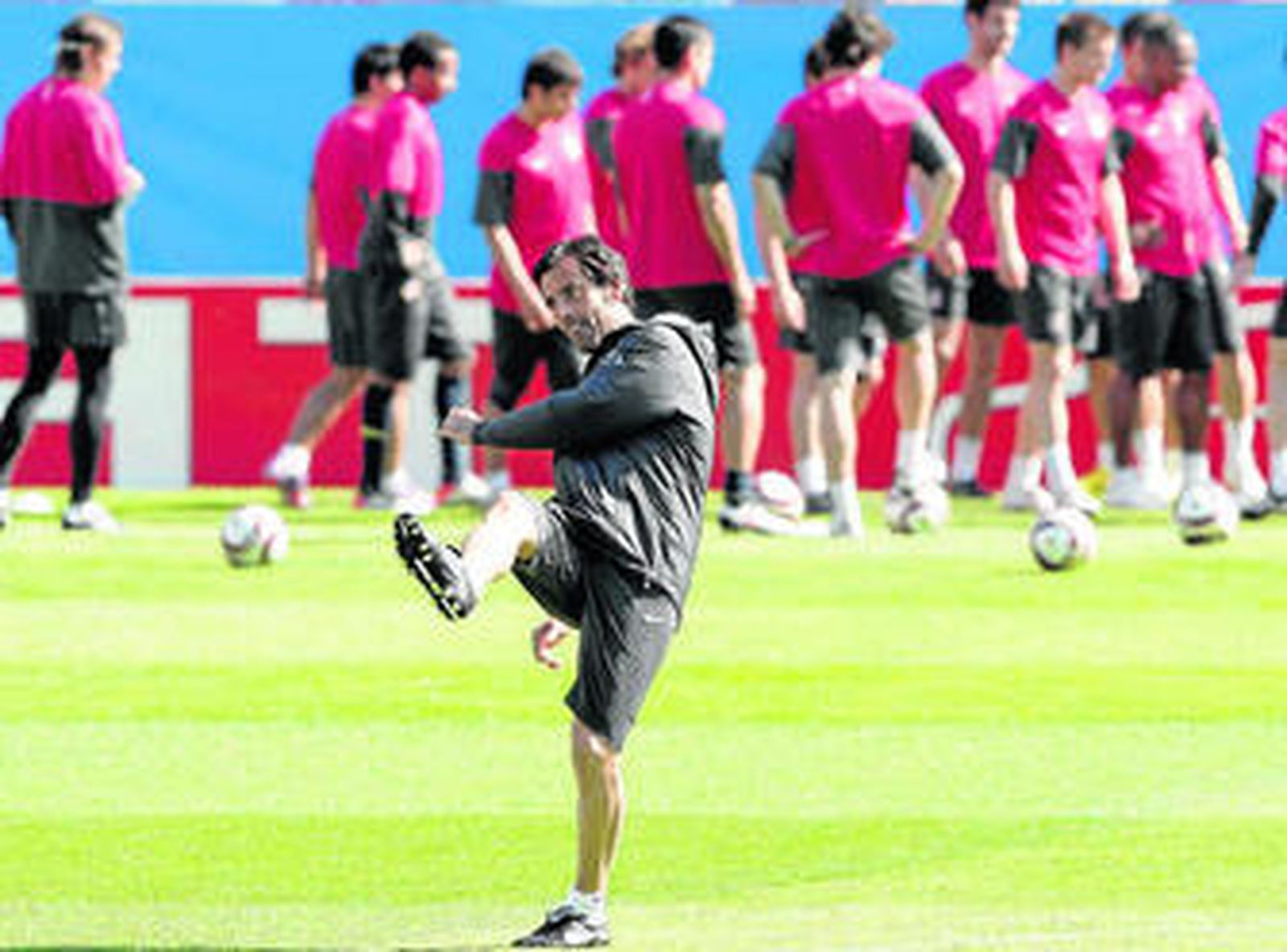 Quique Sánchez Flores, durante el entrenamiento de ayer del Atlético de Madrid.