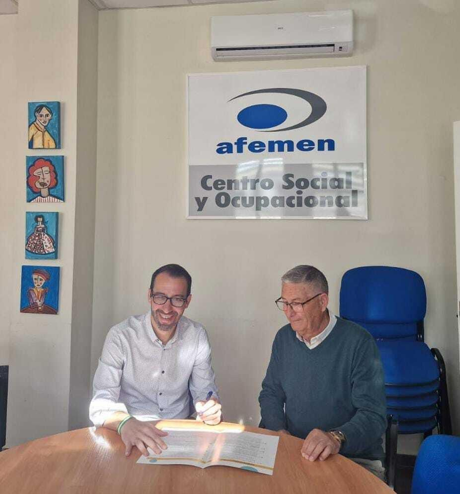 Santiago Casal, de Andalucía x Sí, con el presidente de Afemen de la provincia en Jerez, Manuel Martínez.