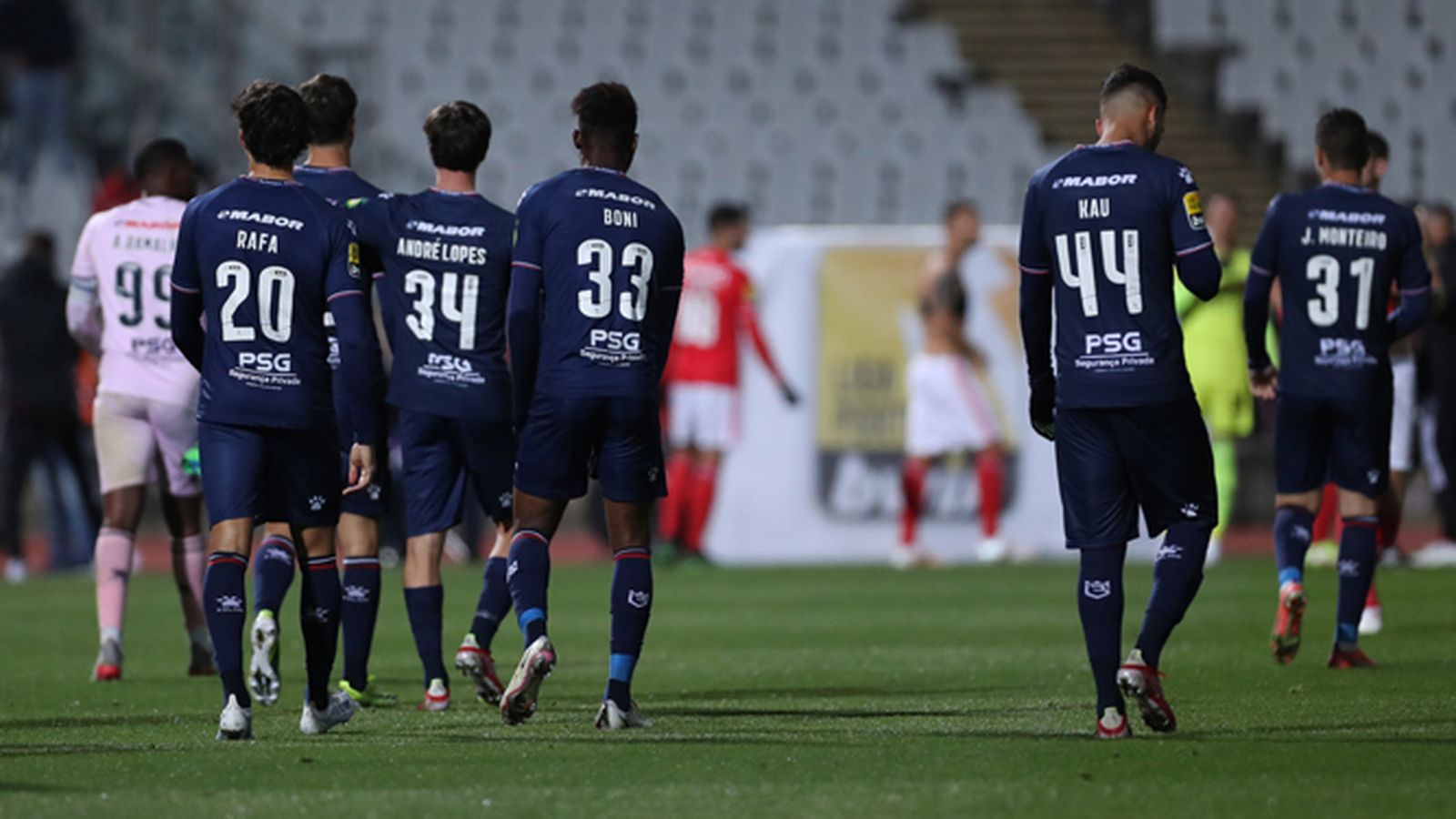 Los jugadores se retiran del terreno de juego tras la suspensión del partido.