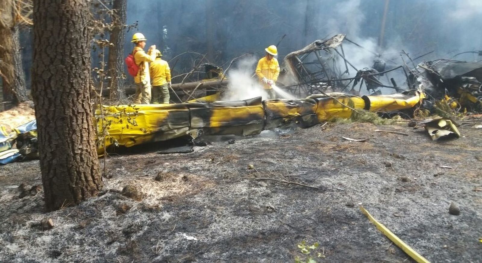 Operarios trabajan en el lugar del siniestro.