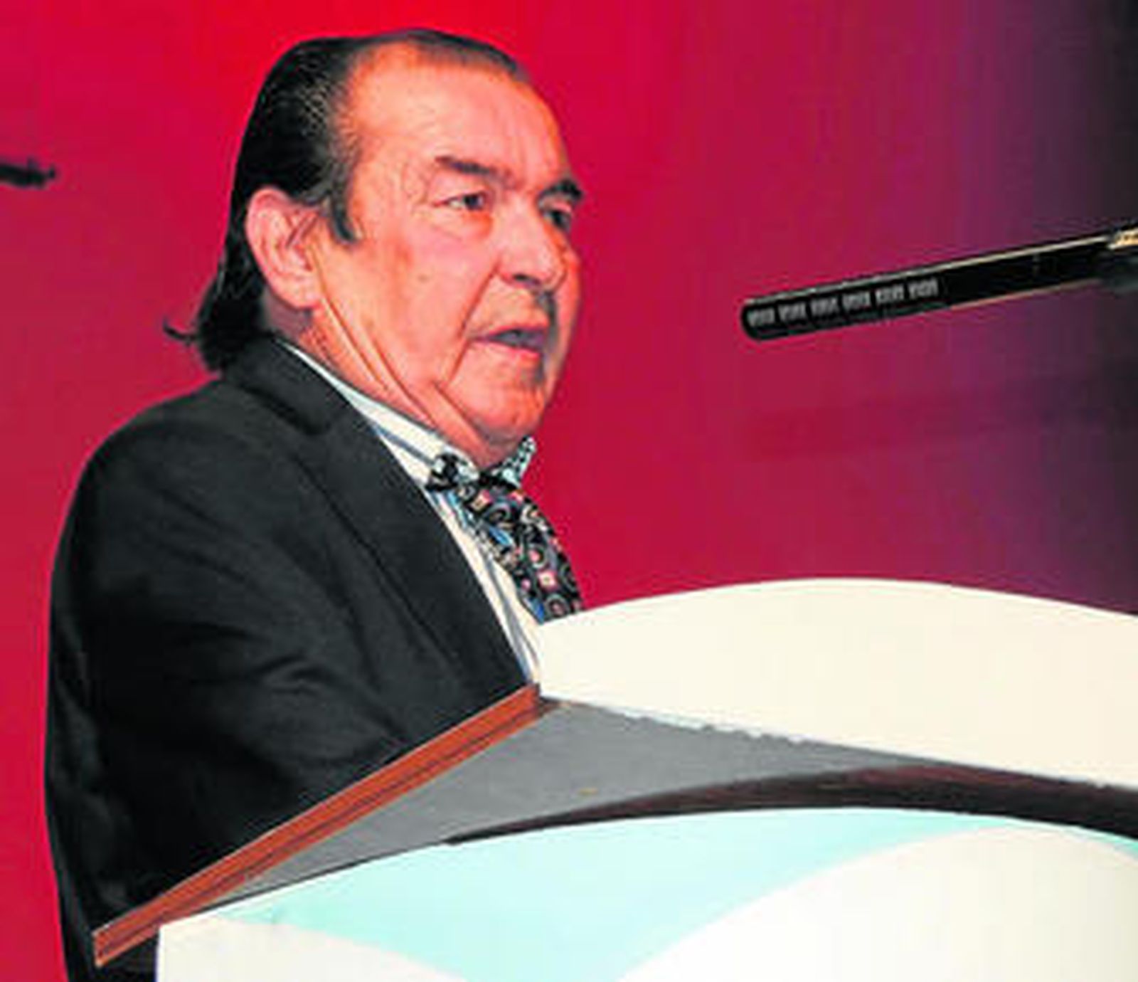 Imagen de Agustín Delgado en un acto institucional en San Roque donde fue distinguido en 2013.