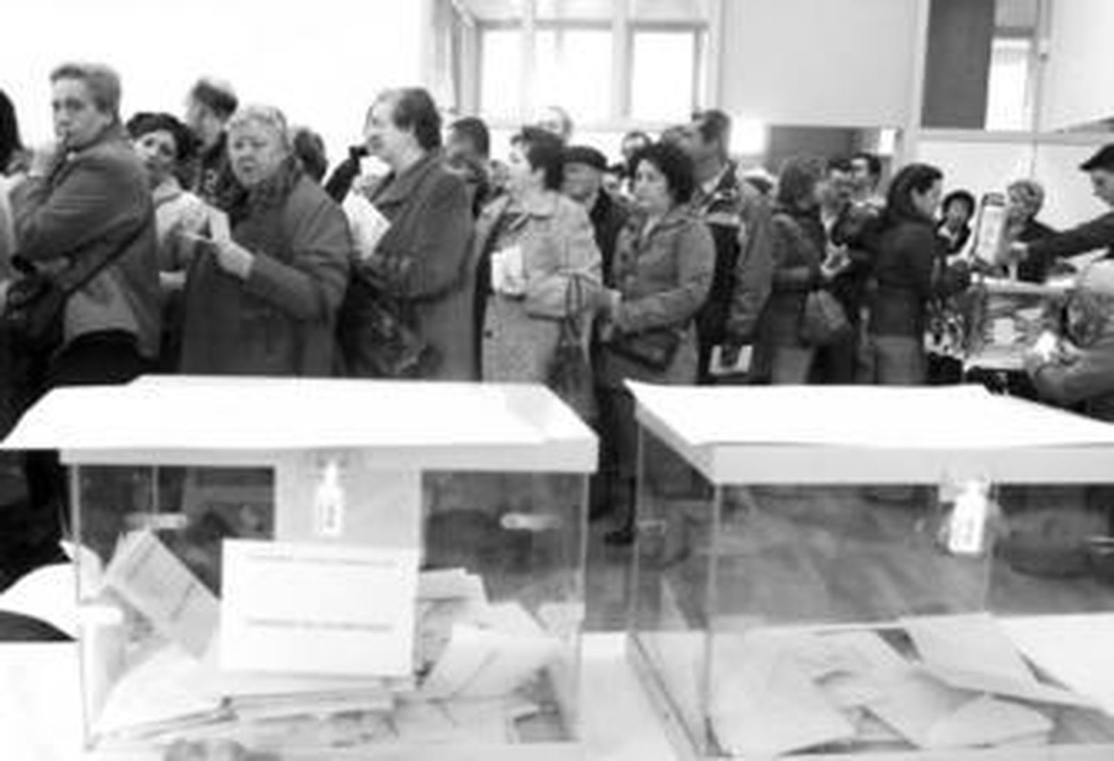 Las colas para poder votar fueron frecuentes por la mañana en Madrid.