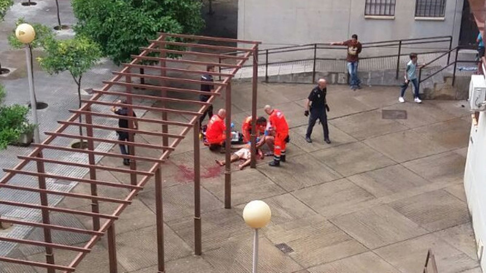 Los servicios sanitarios atienden a uno de los fallecidos.