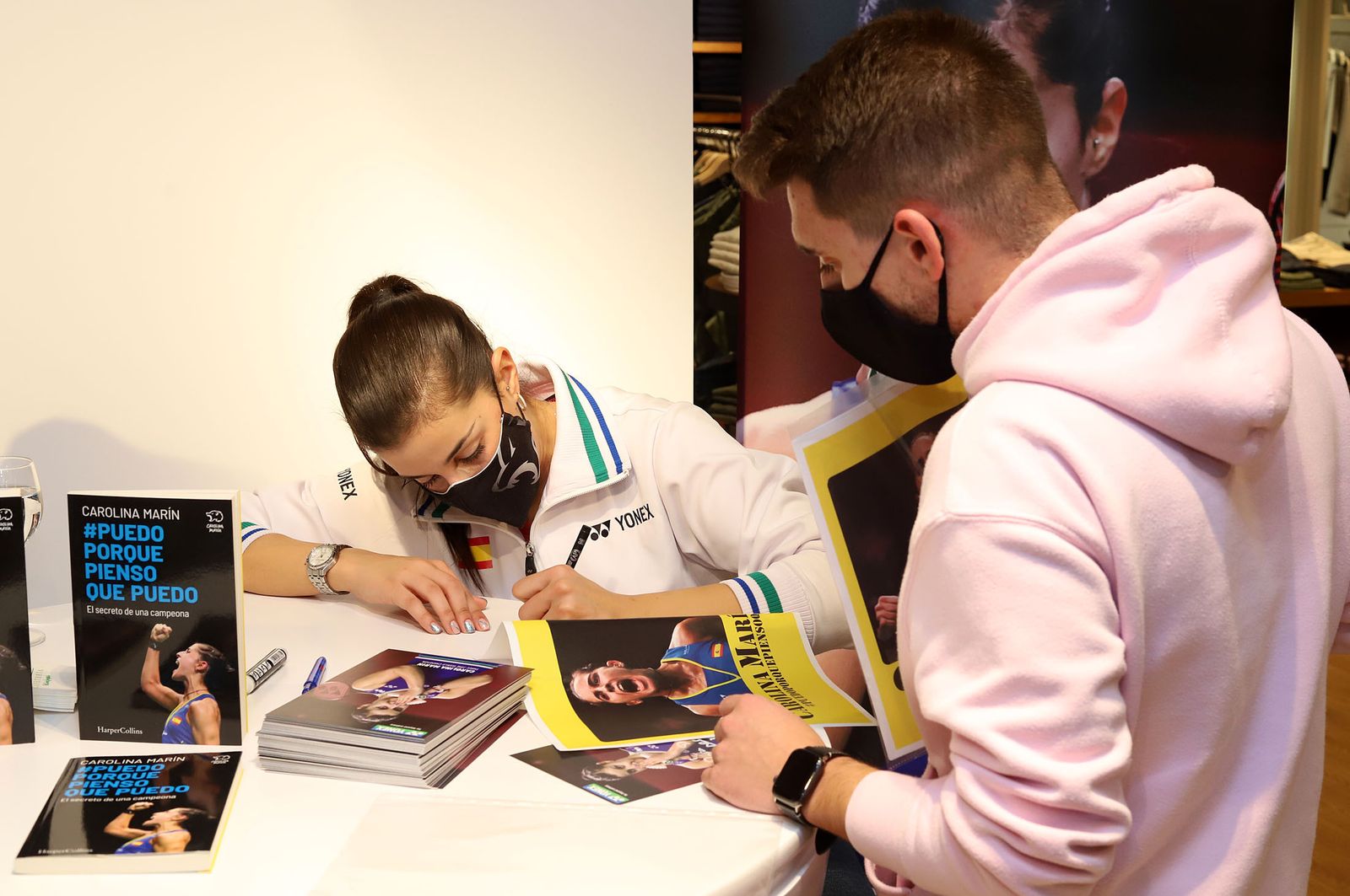 Huelva 2021: Carolina Marín firma autógrafos en el Corte Inglés de Huelva durante el Mundial de Bádminton