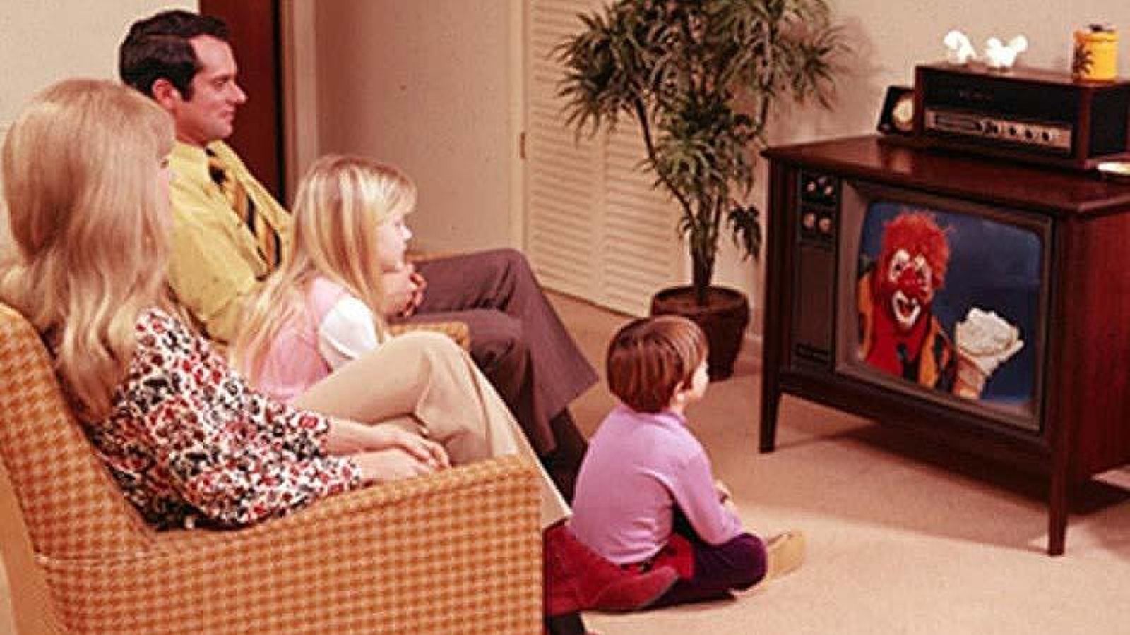 Una familia viendo la TV en los años 80.