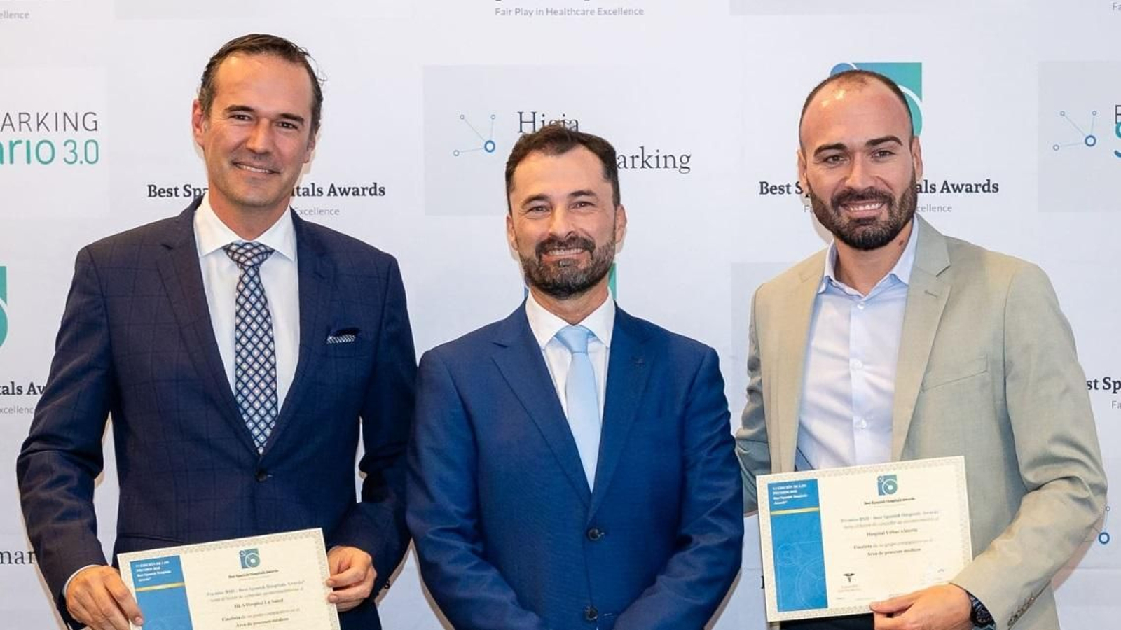 Los responsables del hospital La Salud tras recibir sus diplomas.