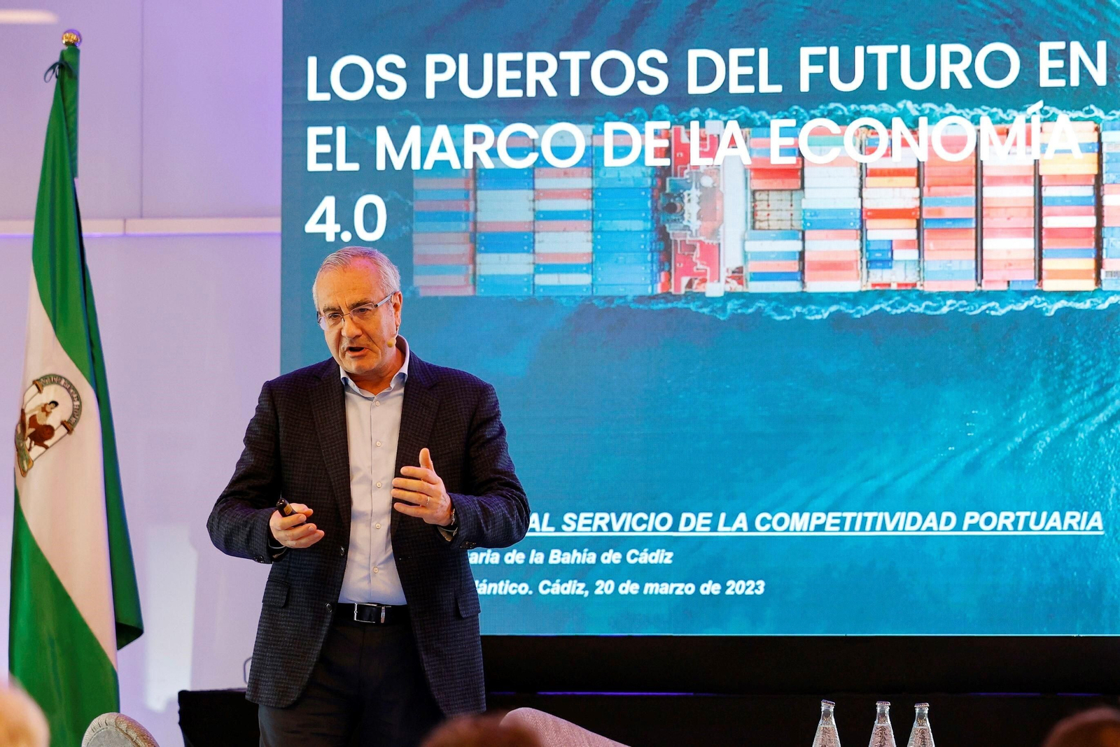 El ex presidente de Puertos del Estado José Llorca, en un momento de su exposición de ayer.