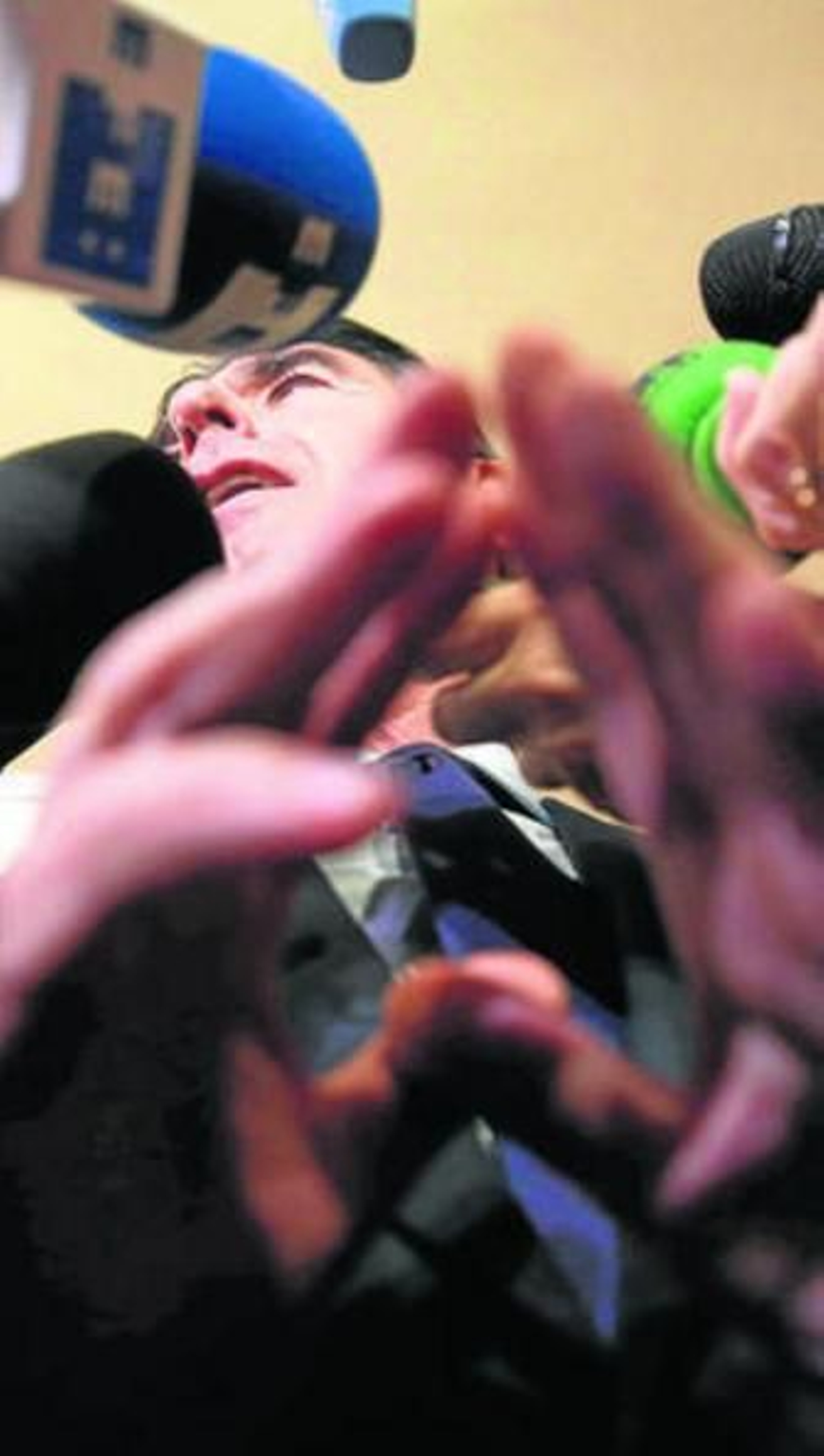 El ministro Soria atiende ayer a los medios tras intervenir en un foro.