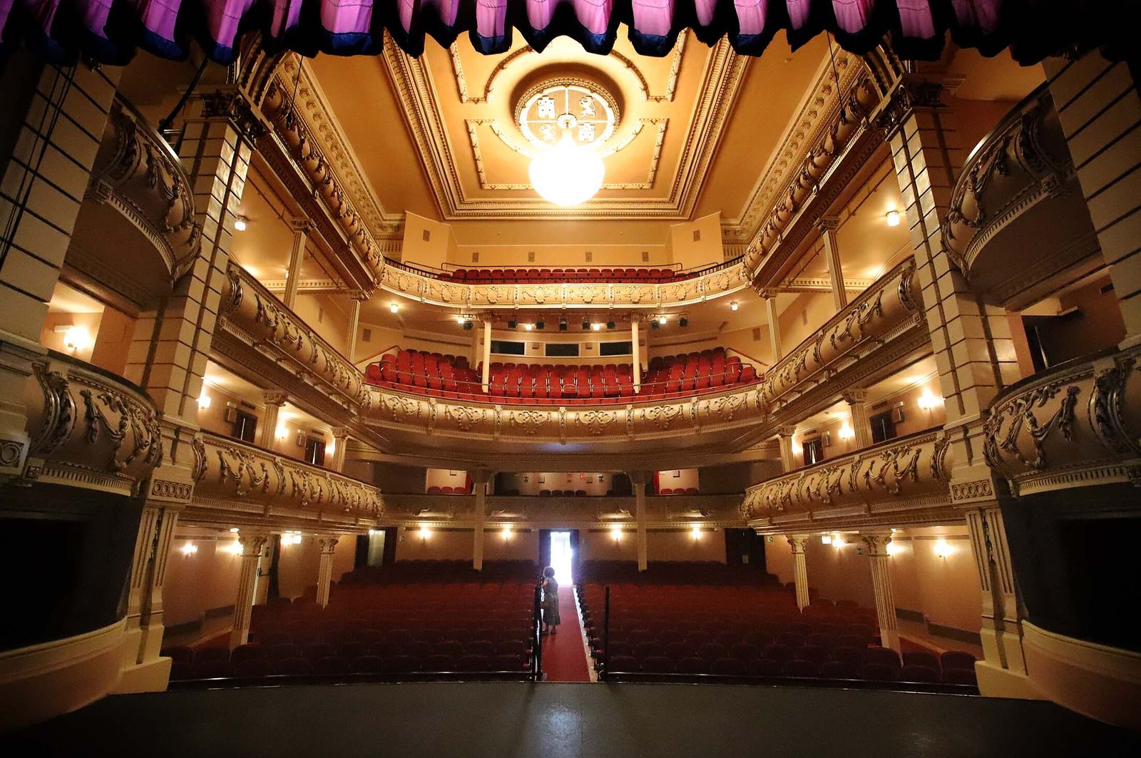 Imágenes de la visita guiada al Gran Teatro de Huelva por su 100 aniversario