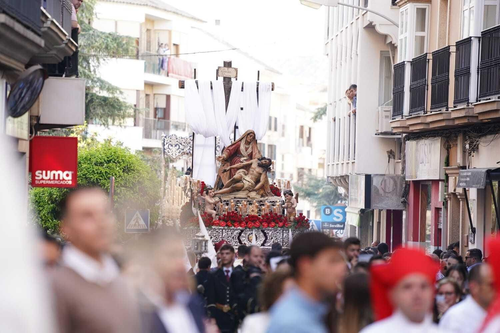 Lunes Santo en Lucena: La procesión de la Cofradía Franciscana de Pasión, en fotografías