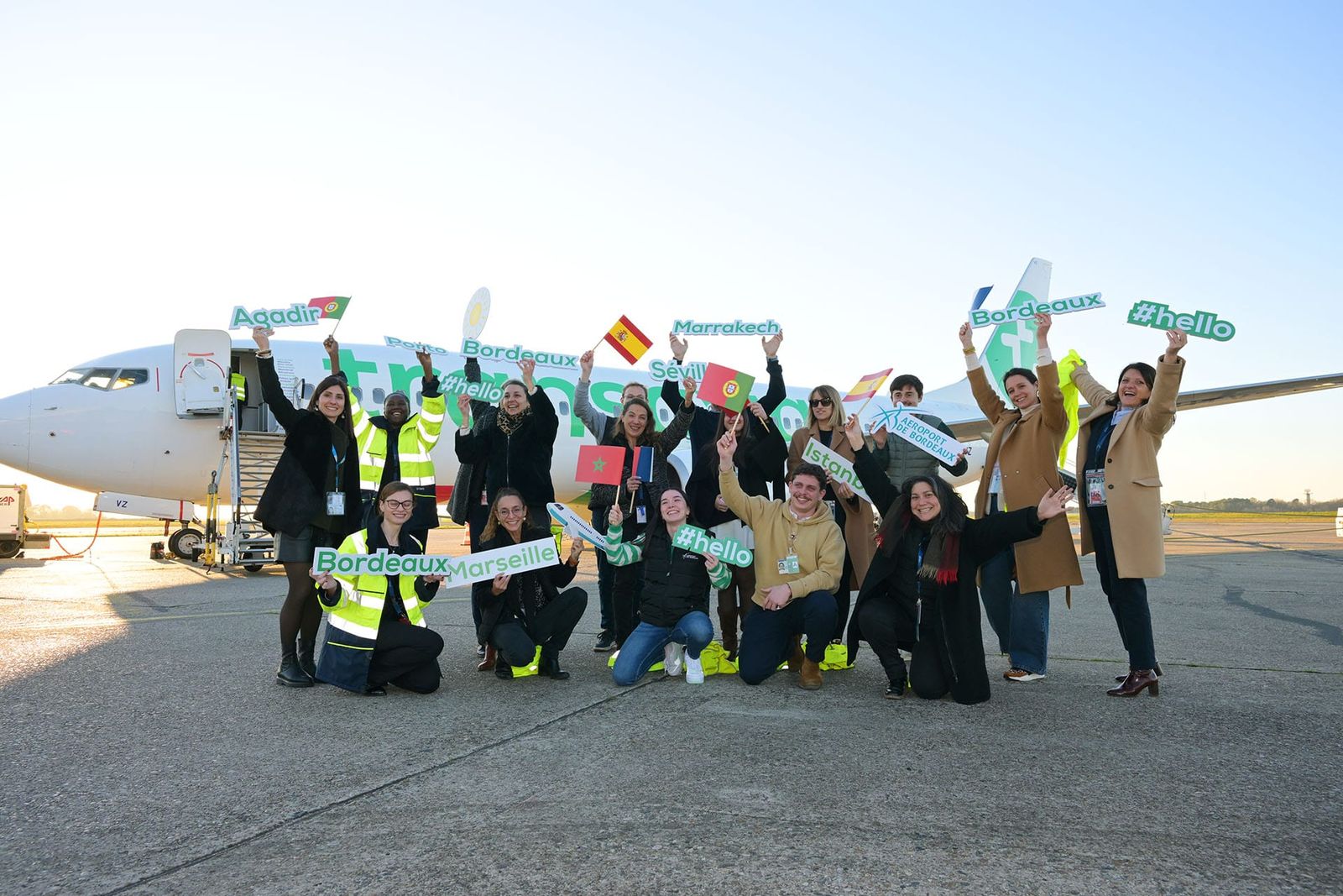 Transavia inaugura la nueva ruta Sevilla-Burdeos en el aeropuerto sevillano.
