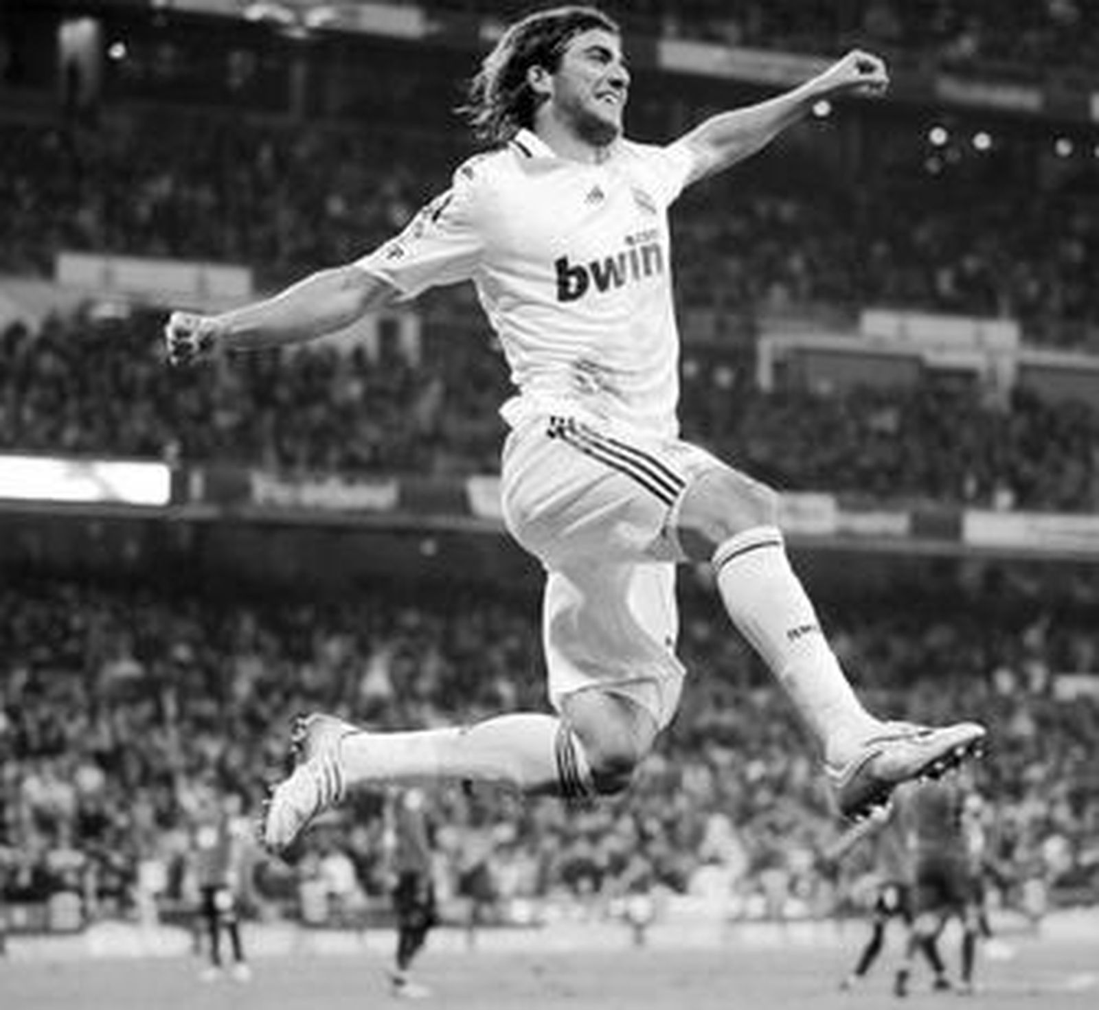 Higuaín celebra su cuarto tanto en el encuentro jugado ayer en el Bernabéu.