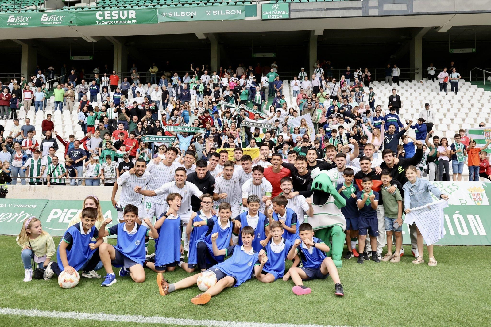 Los jugadores del filial blanquiverde celebran el pase a la final.