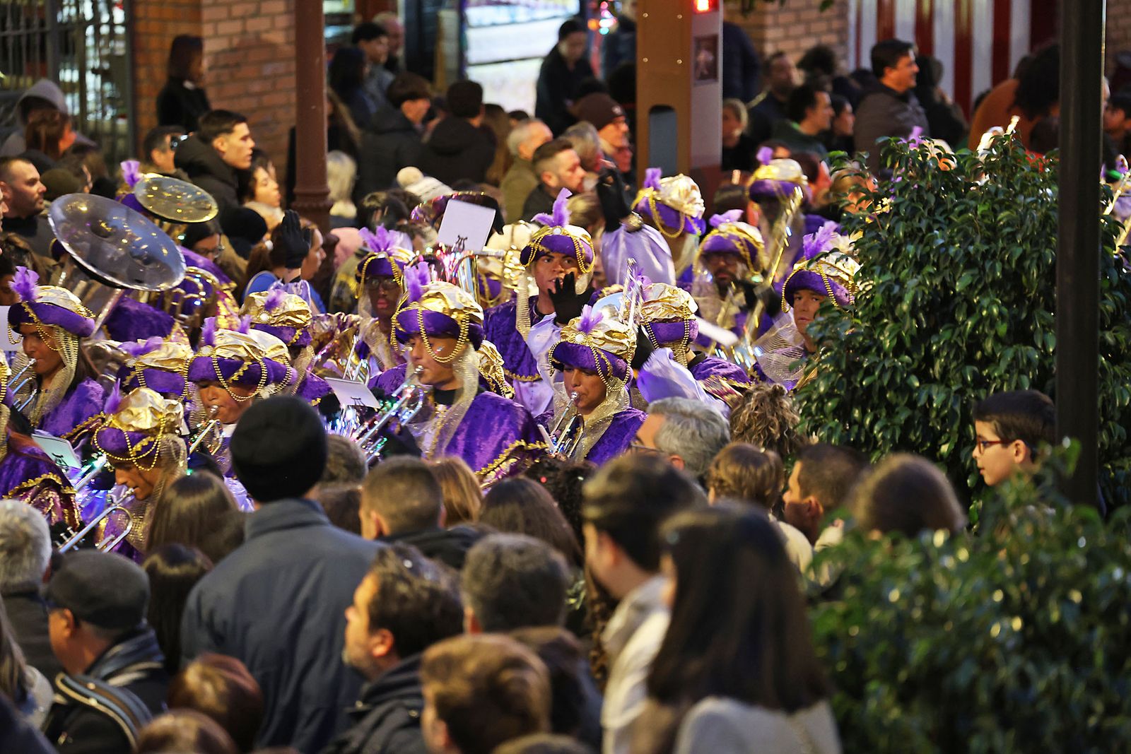 Las mejores fotografías de la salida y recorrido de la cabalgata de Reyes Magos 2026
