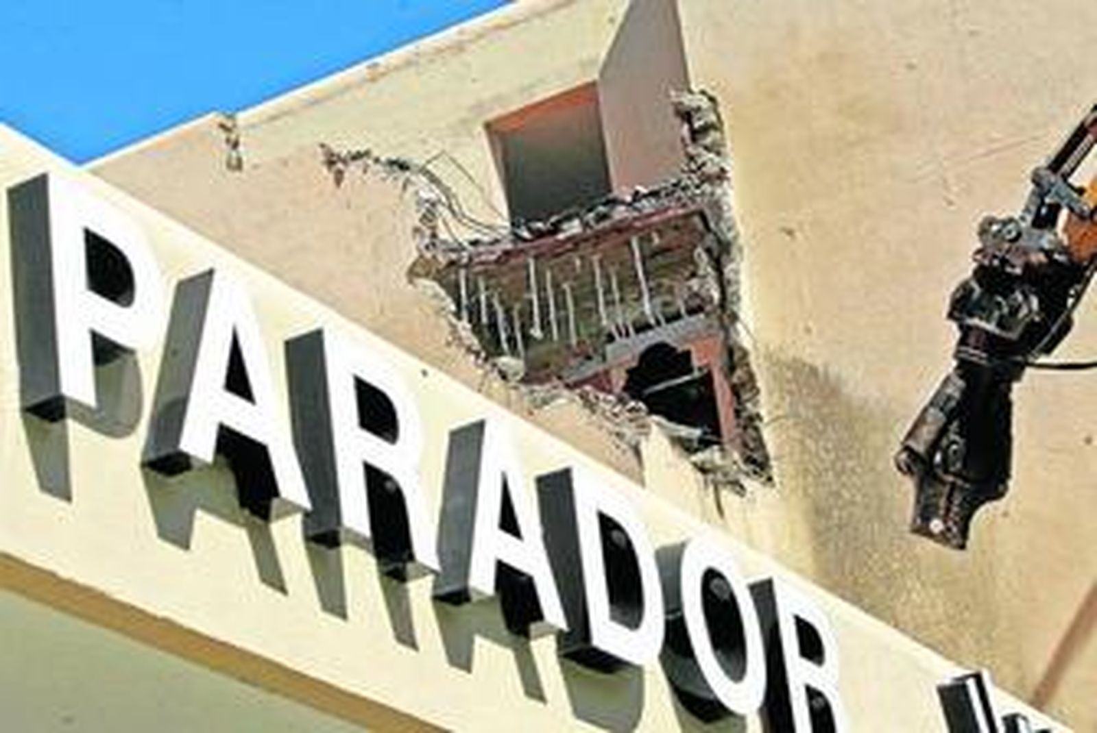 La retroexcavadora especial de demolición de la empresa Erri-Berri inició el derribo por la habitación 326.