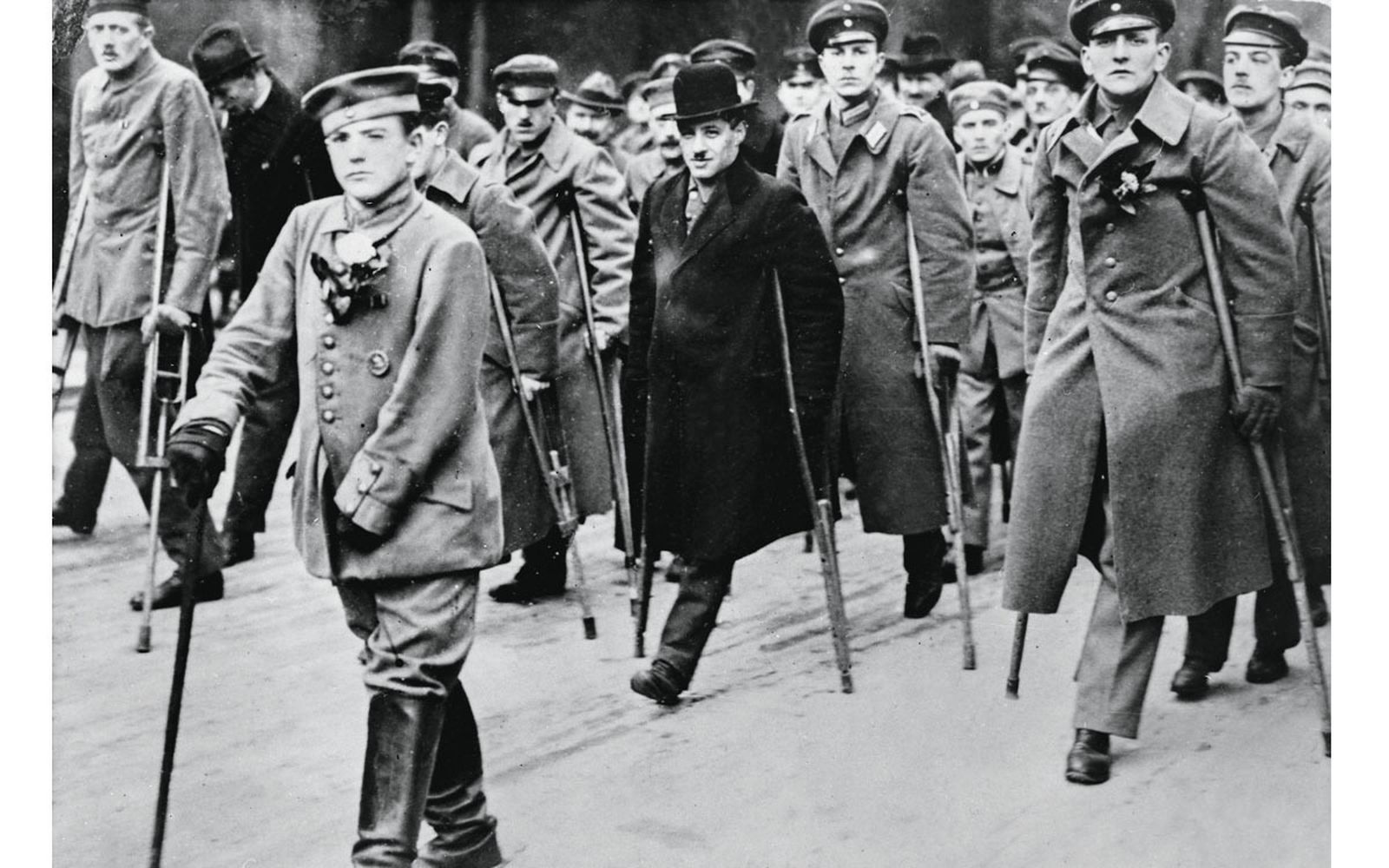 Desfile con combatientes mutilados celebrado en París tras el final de la Primera Guerra Mundial.