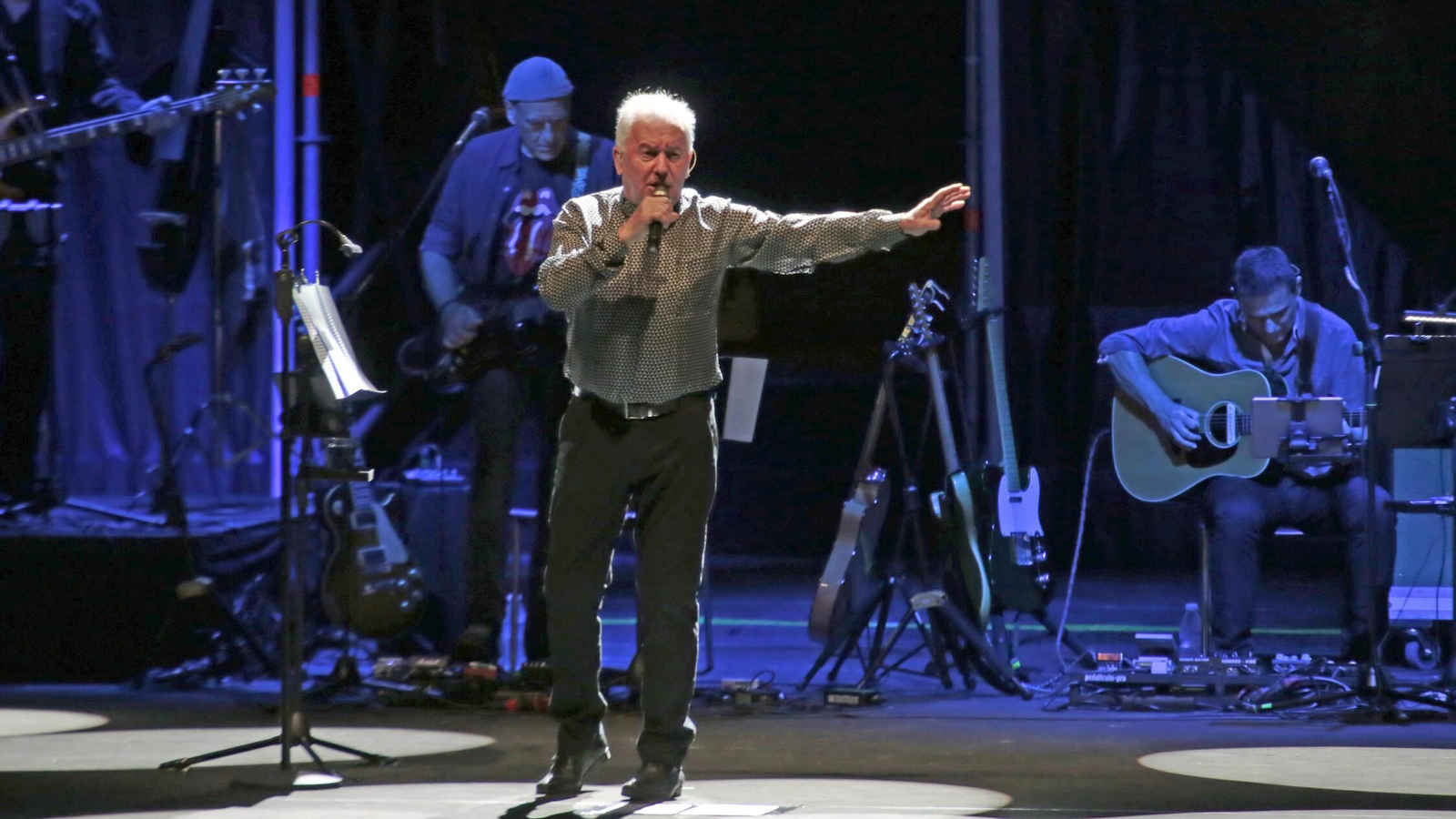 Víctor Manuel lo da todo en la bodega Las Copas