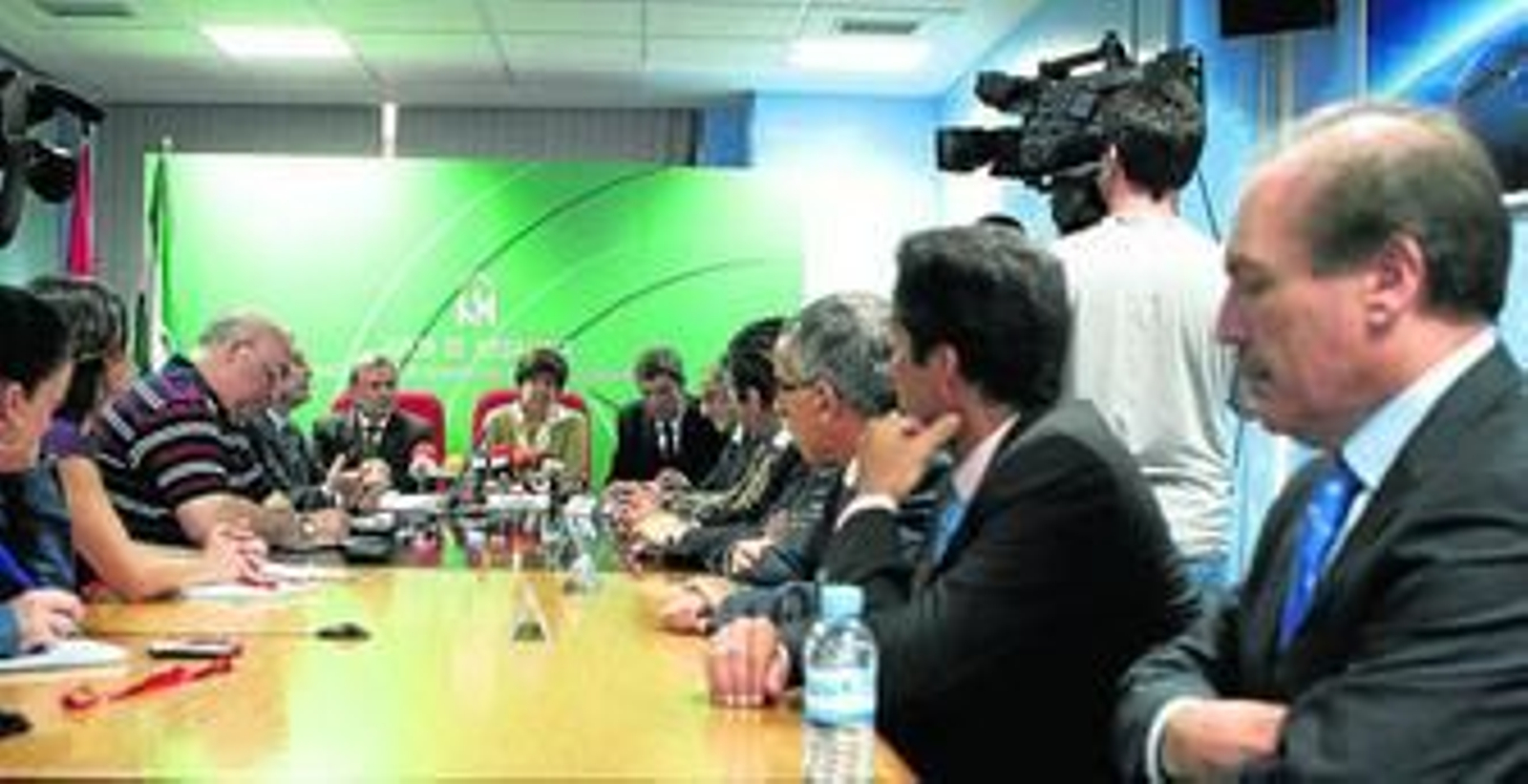 Al fondo de la mesa, Antonio González, Josefina Cruz y Tomás Herrera, ayer en Algeciras.