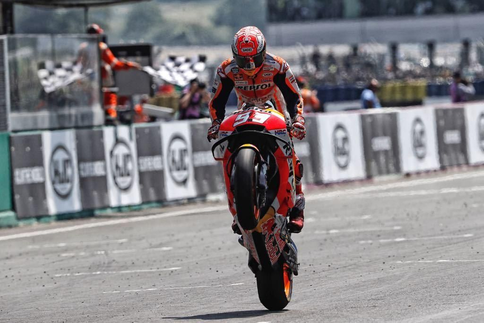 Marc Márquez realiza un caballito tras cruzar primero la línea de meta en Le Mans.