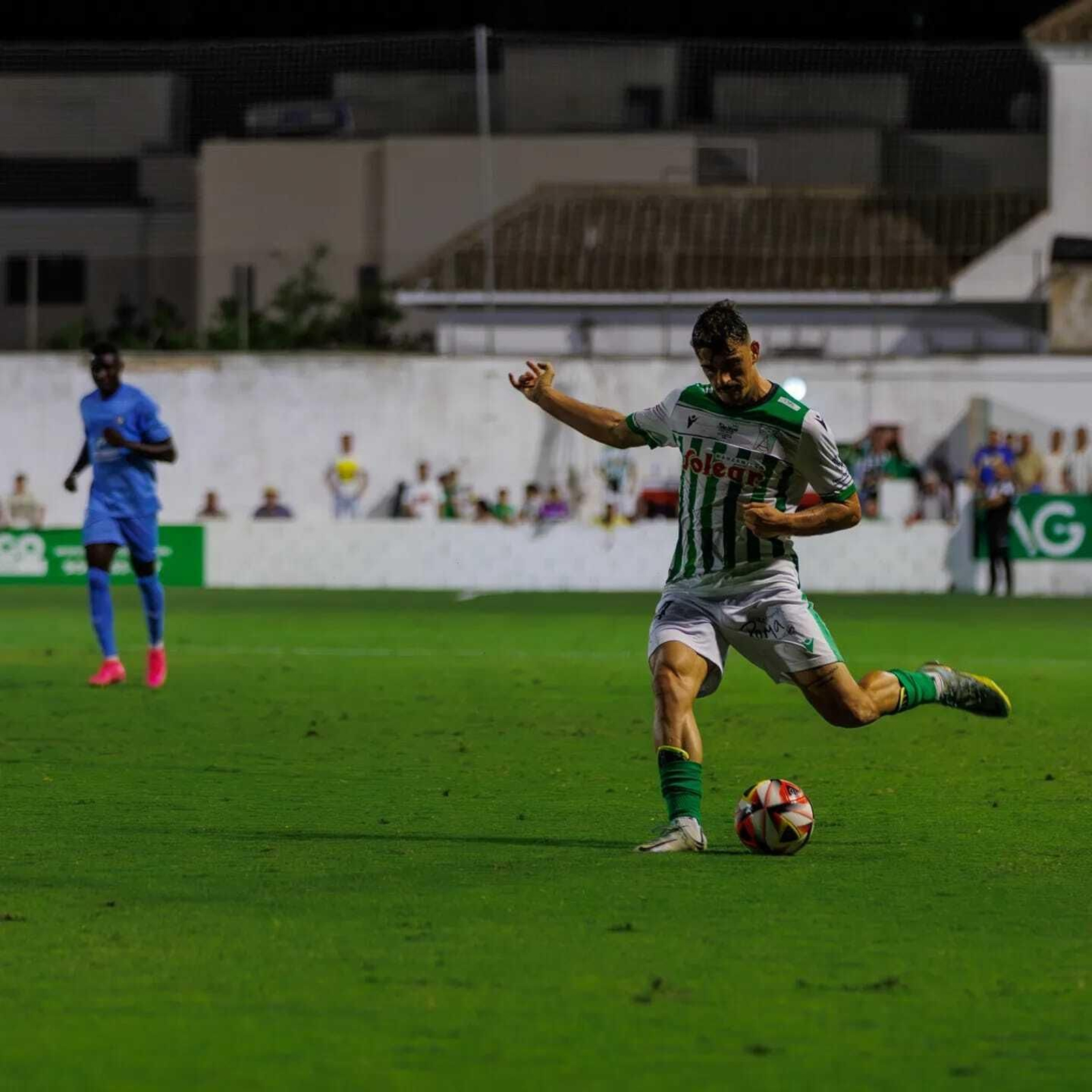 Luis Vacas golpea el balón en un partido en El Palmar.