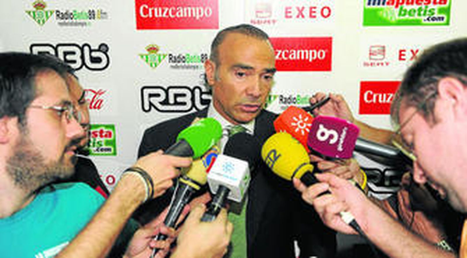 Luis Oliver atiende a los medios de comunicación el pasado sábado, tras el encuentro ante la Ponferradina.