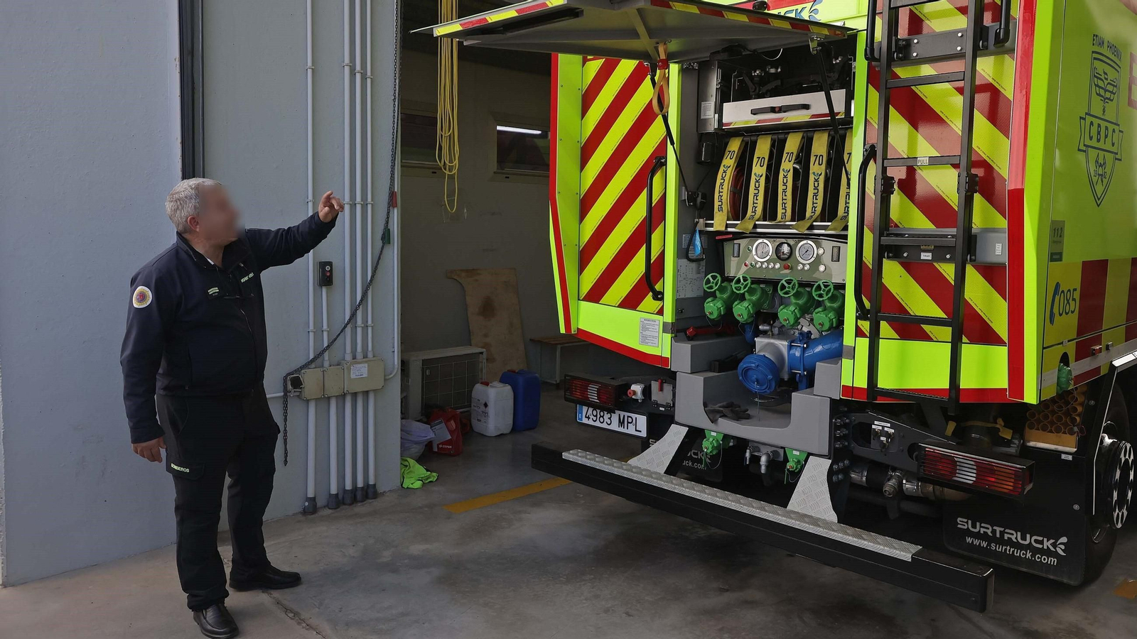 El camión nodriza pesado, con una única boca de succión, en el parque de Bomberos de Algeciras.