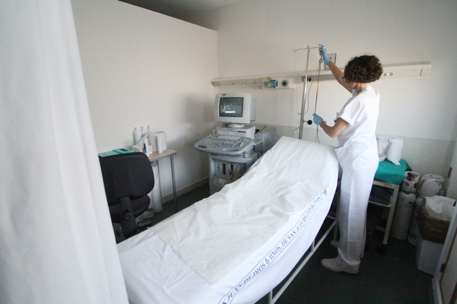 Una profesional sanitaria en una habitación del Macarena.