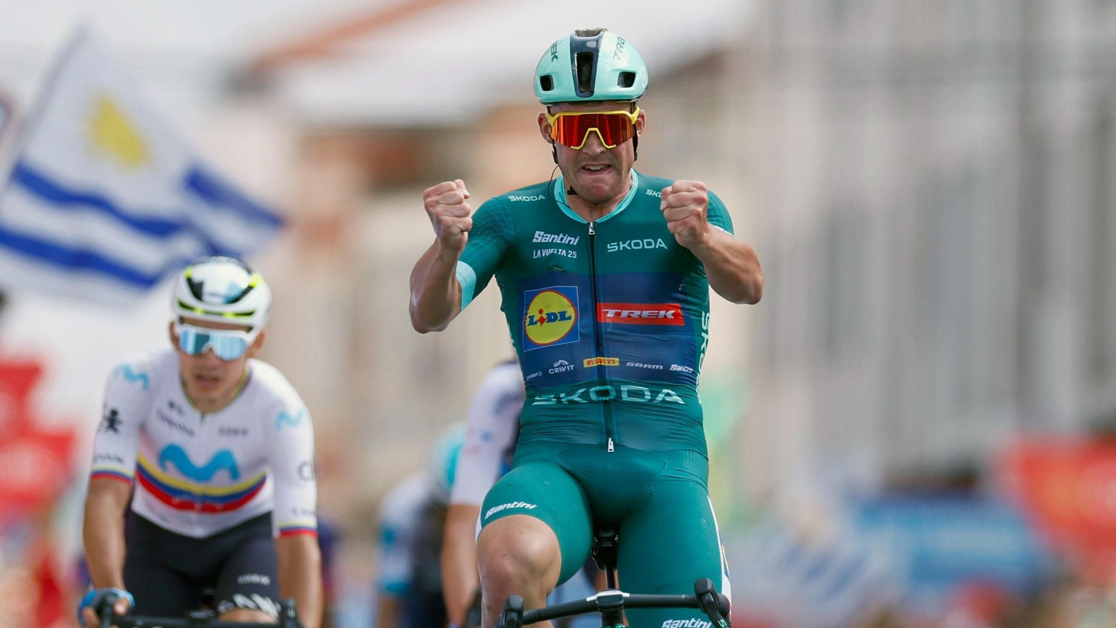 Mads Pedersen celebra la victoria en la decimoquinta etapa de la Vuelta a España