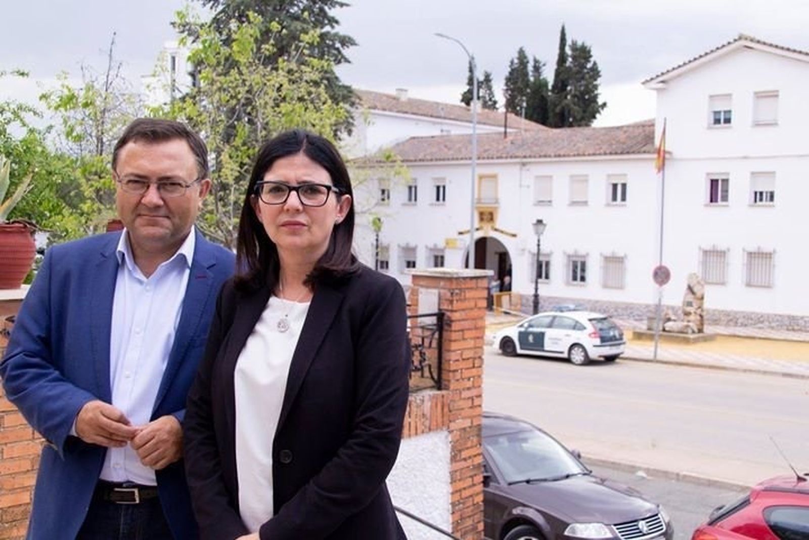 Mercedes Montero y Miguel Ángel Heredia ante el cuartel de la Guardia Civil de Archidona.