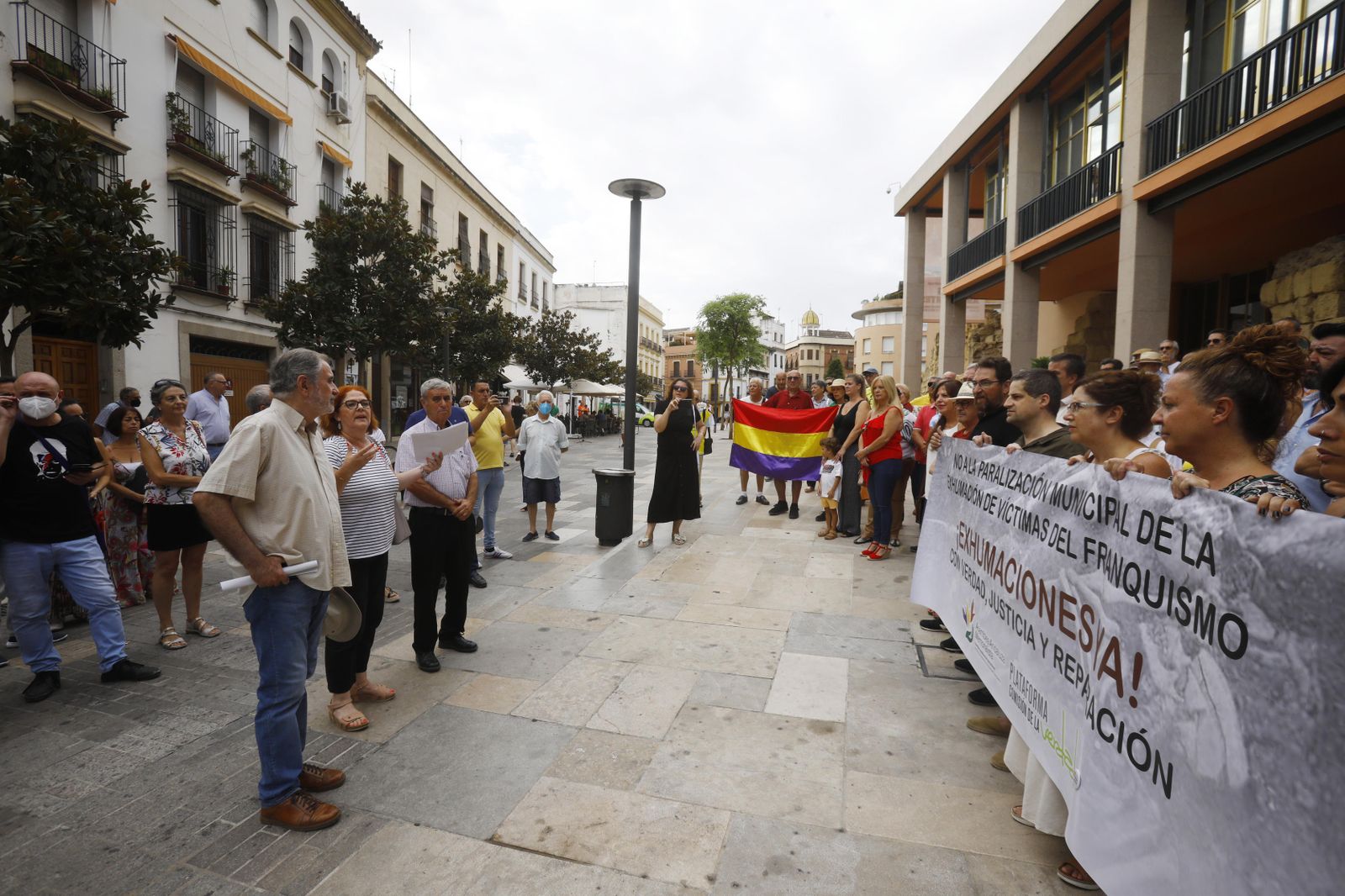 La protesta de los colectivos de memoria histórica ante el Ayuntamiento de Córdoba, en imágenes