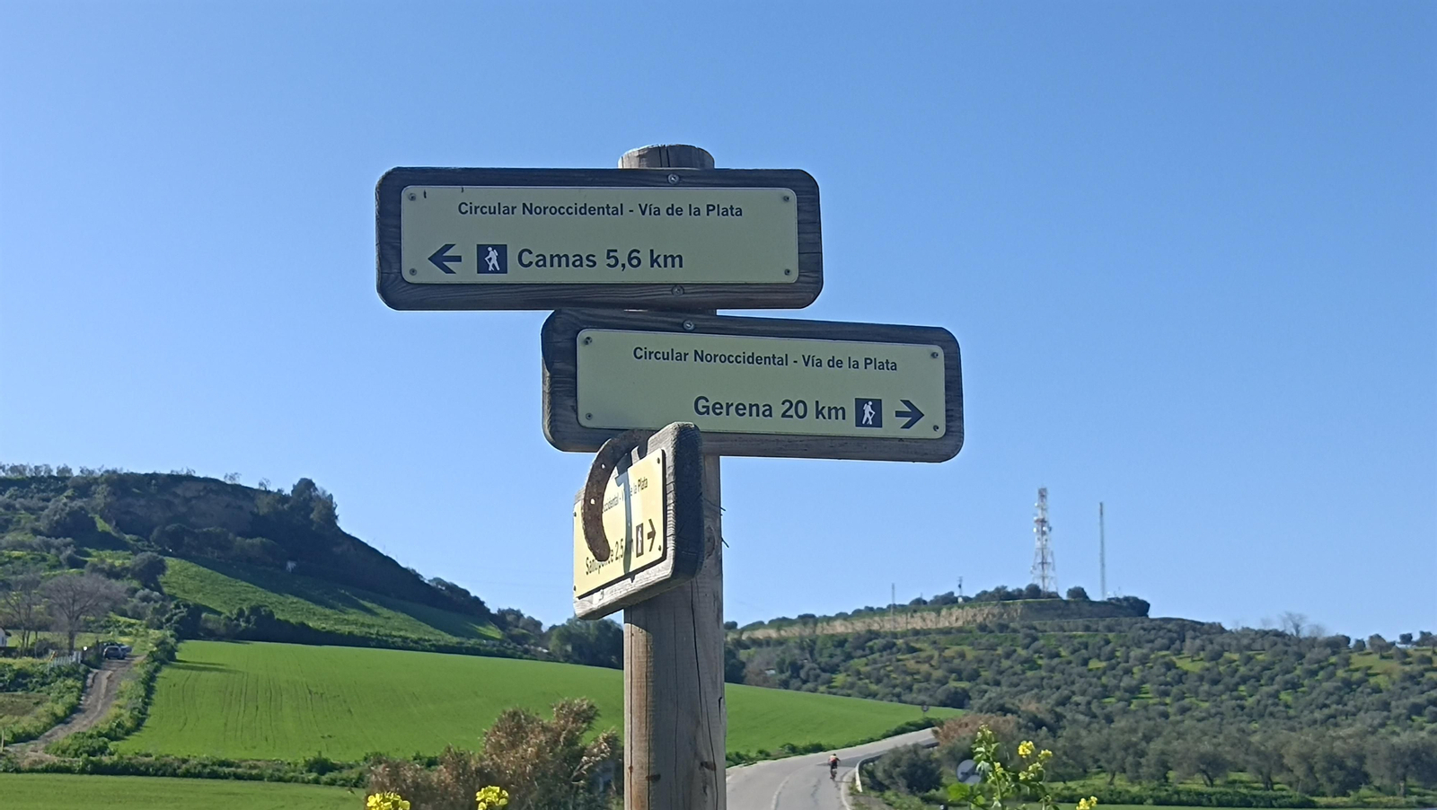 Hay señales en los cruces que informan de rutas por la zona.