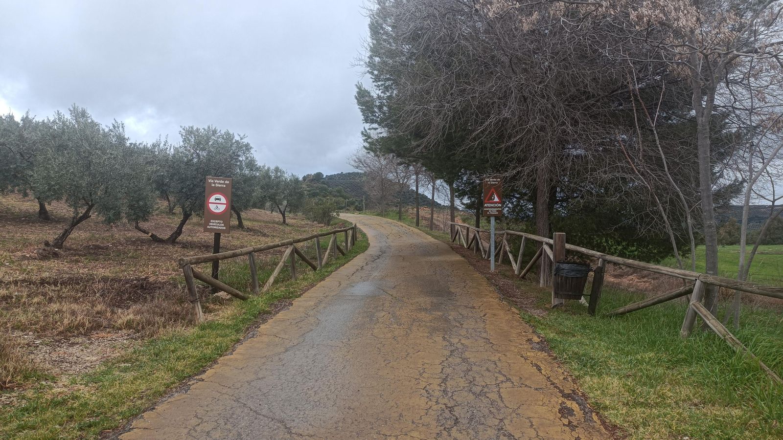 La Vía Verde de la Sierra está muy bien acondicionada. En sus primeros kilómetros pisamos asfalto.