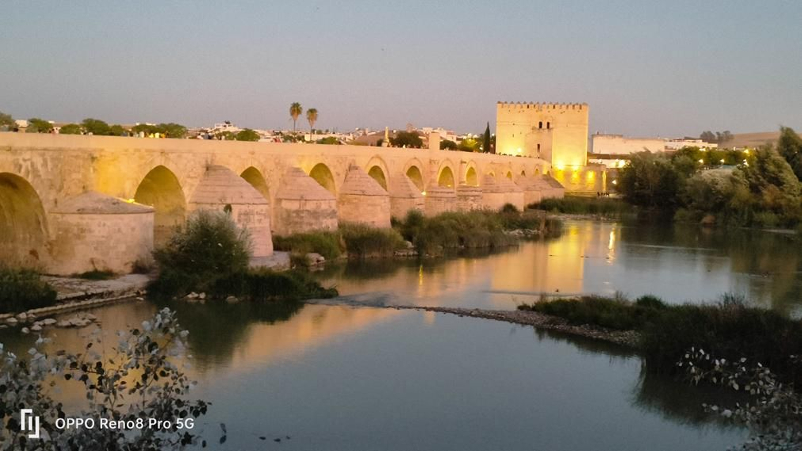 Foto nocturna del Puente Romano y la Torre de la Calahorra de Córdoba tomada con el Oppo Reno 8 Pro