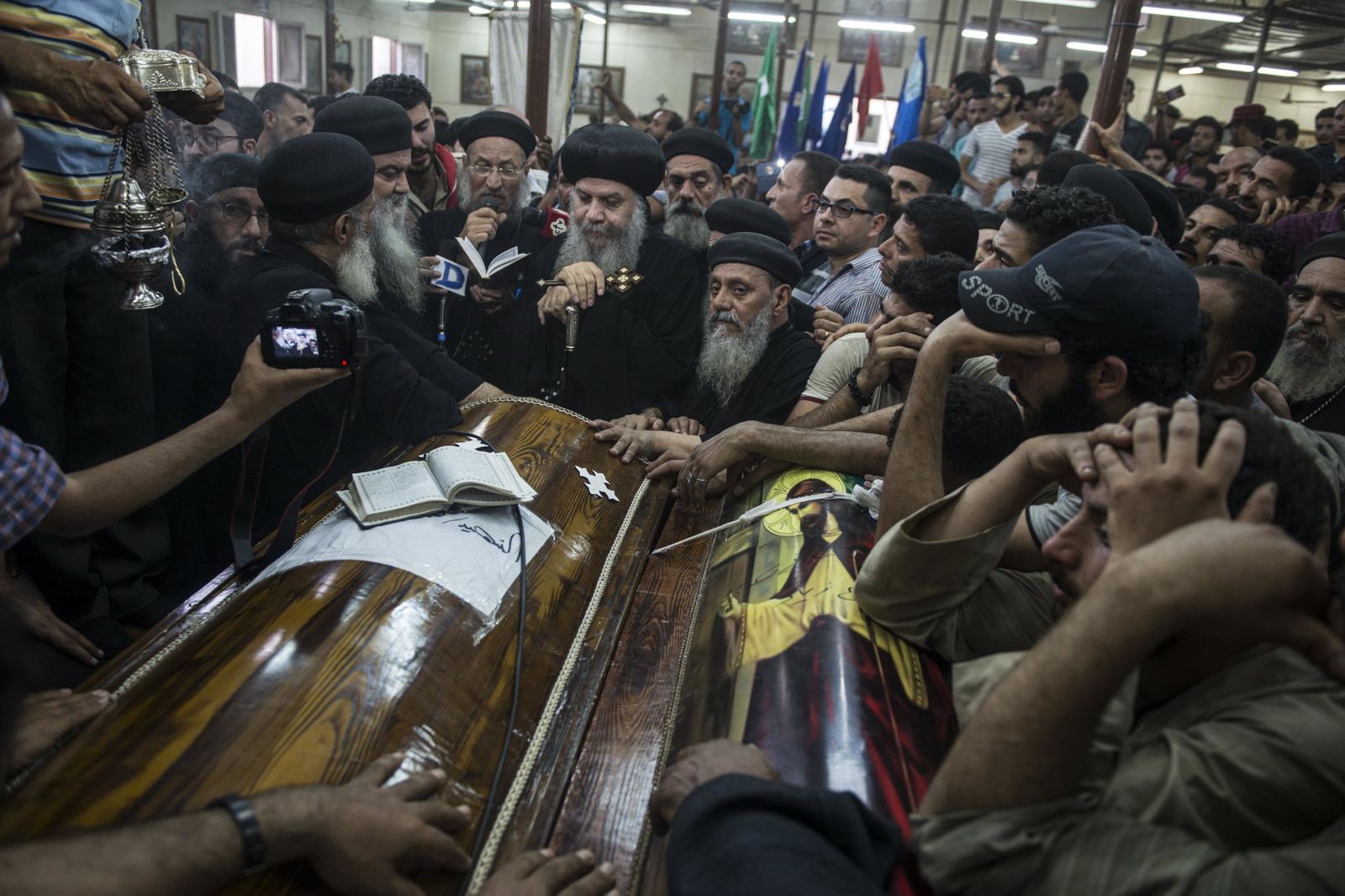Familiares de los fallecidos lloran durante el funeral.